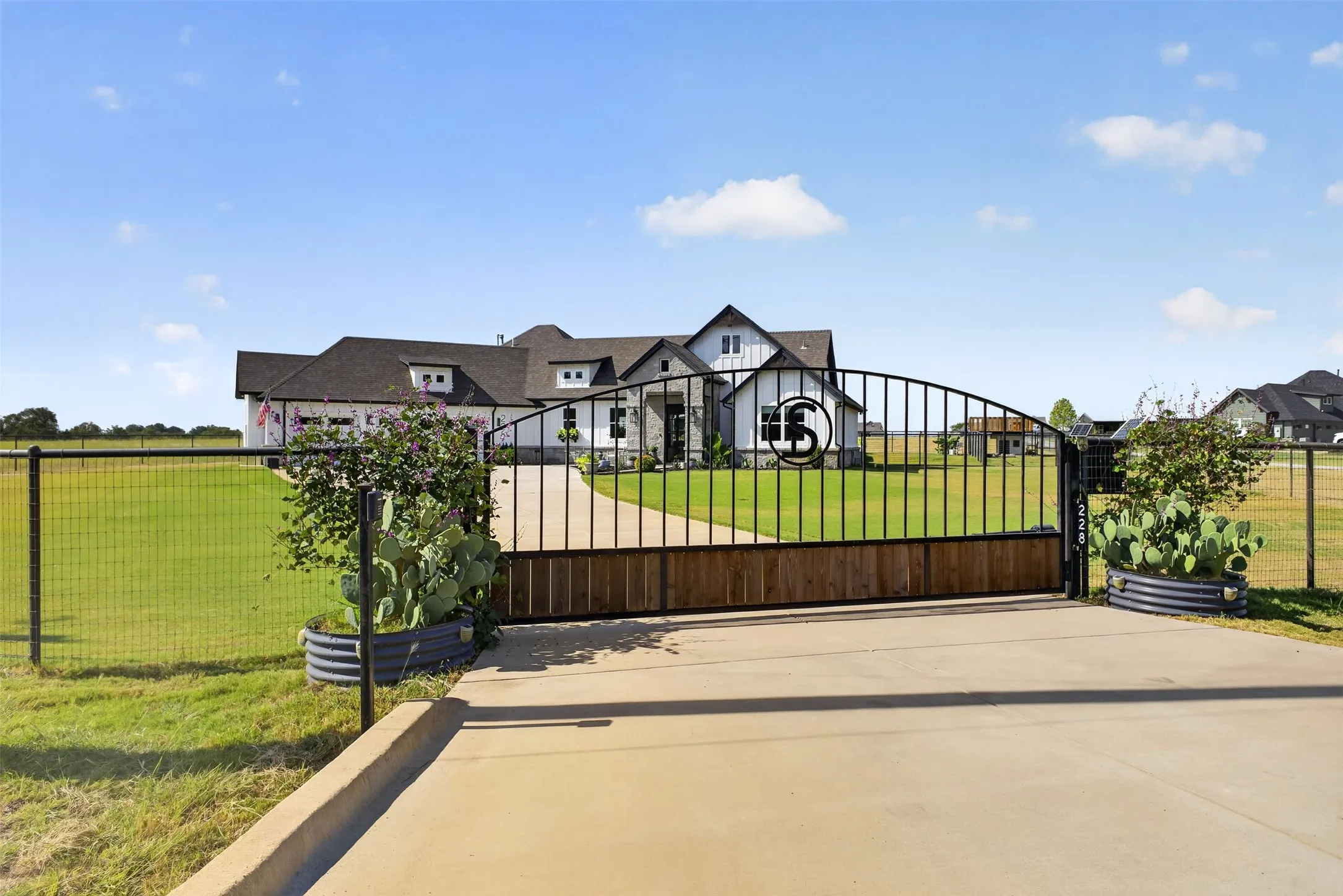 Private security entrance gate