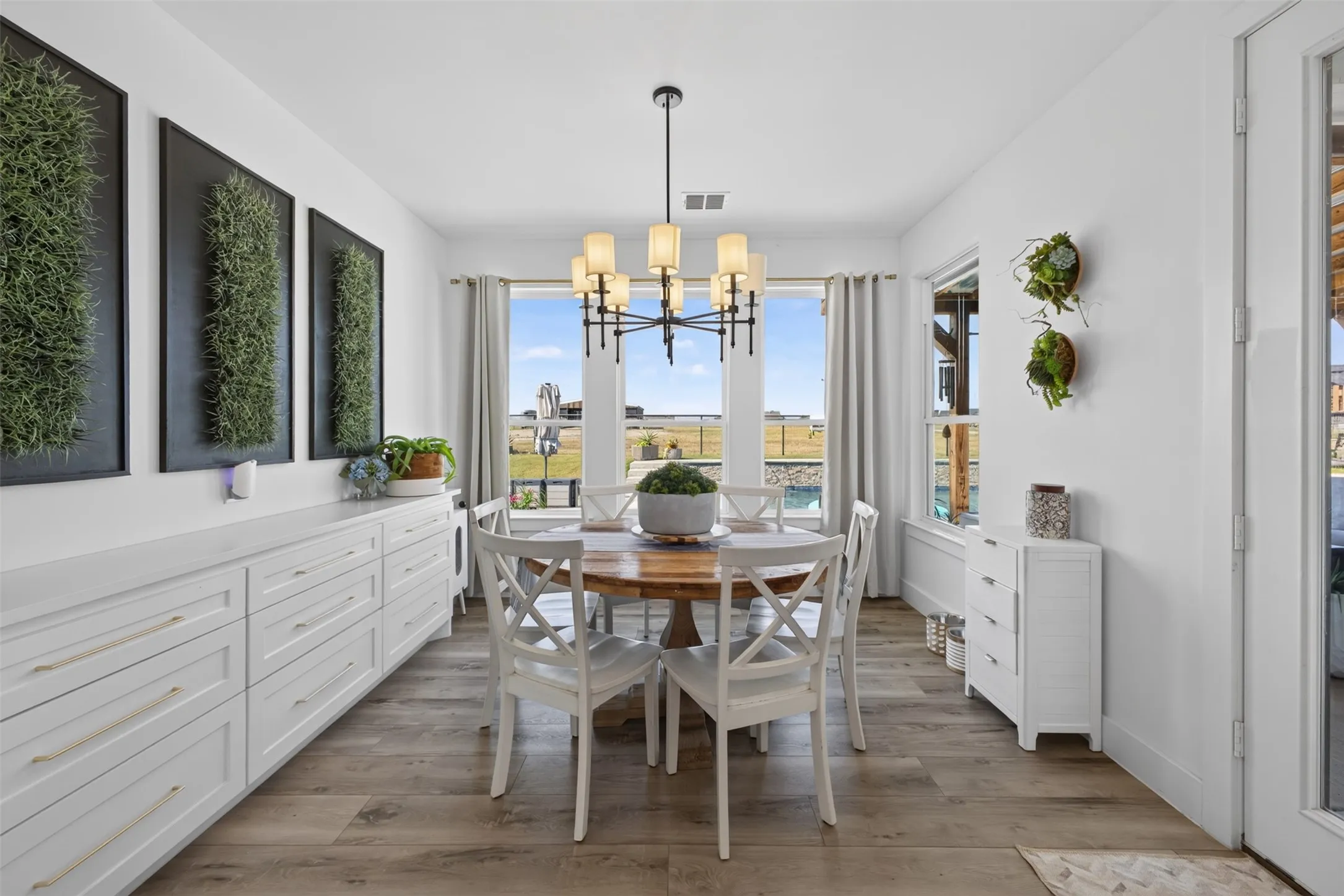 Dining with views to the pool.