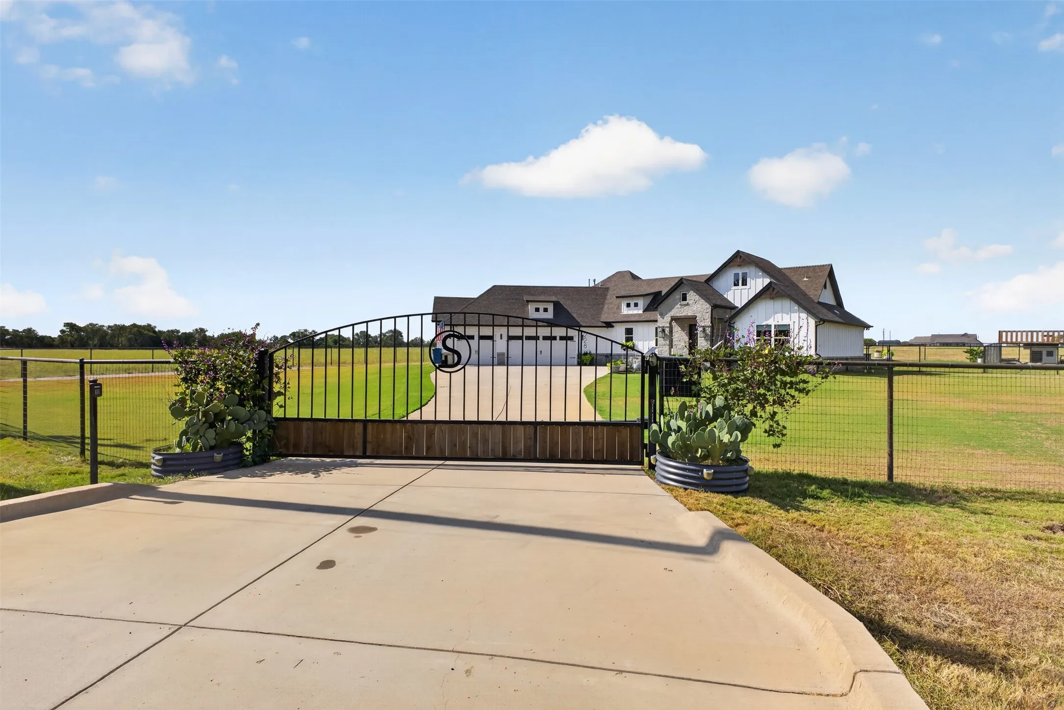 Private security entrance gate