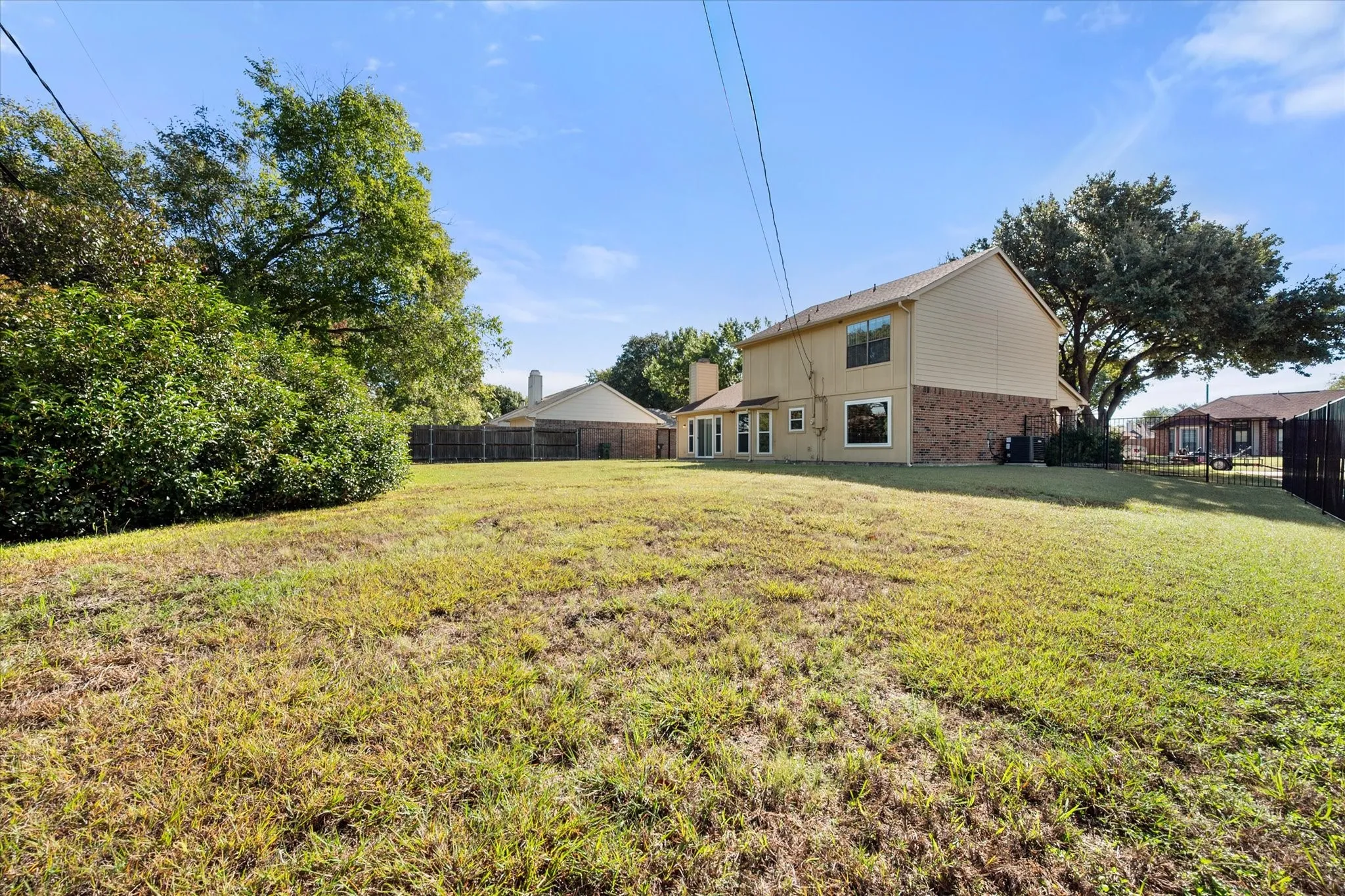 Single Family Residence For Sale in Tarrant County , 2215 Villanova Street, Arlington, Texas 76018, 3 Bedroom, 3 Bathroom, 2 Garage spaces, 1,892 Sqft, built in 1984, mls#21404443, Real Estate Agent in Arlington, Homes For Sale in Tarrant county, Homes For Sale in Arlington, Realtor in Arlington Texas, Real Estate Brokerage Independent Realty Texas, Luminita Cordes Realtor