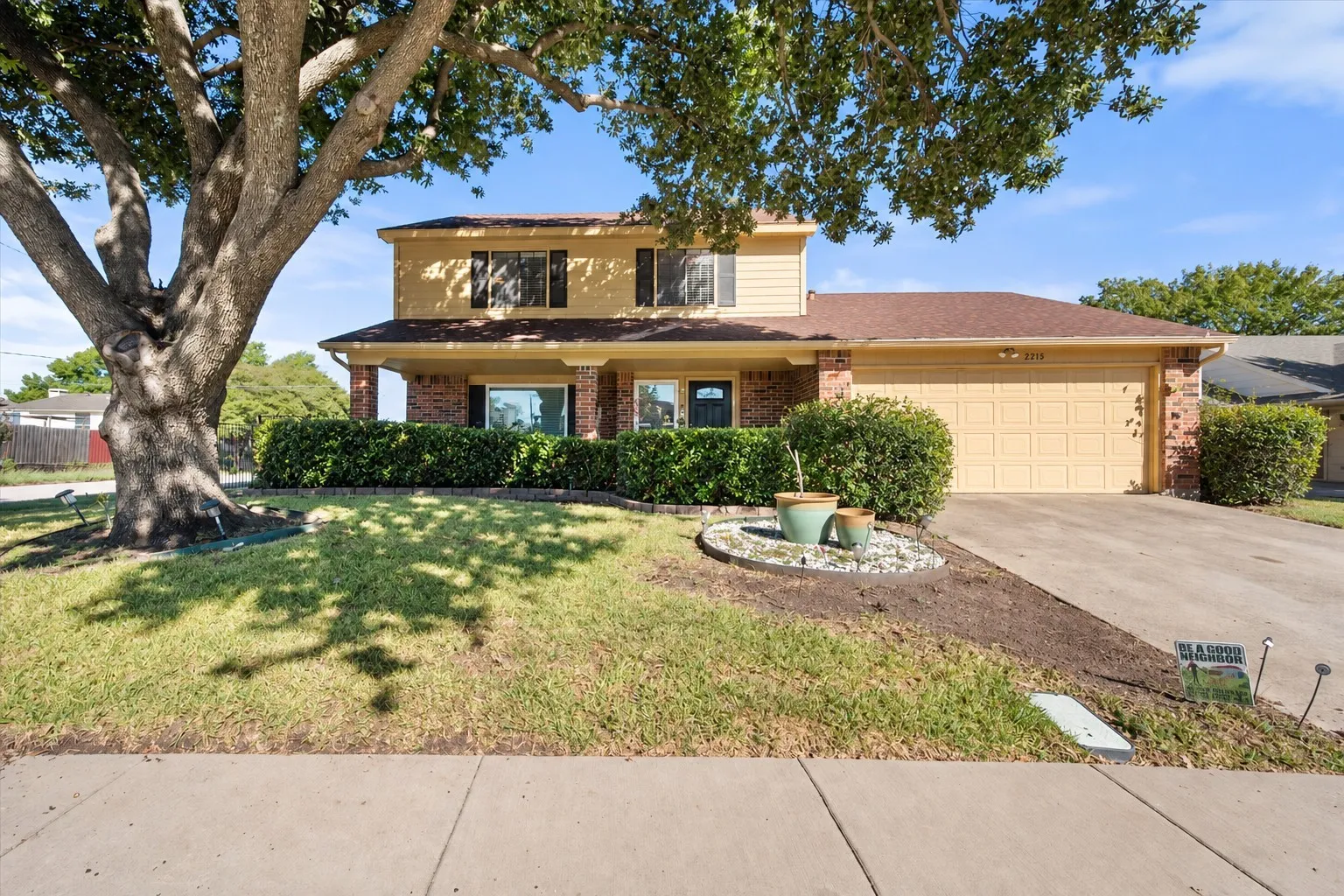 Single Family Residence For Sale in Tarrant County , 2215 Villanova Street, Arlington, Texas 76018, 3 Bedroom, 3 Bathroom, 2 Garage spaces, 1,892 Sqft, built in 1984, mls#21404443, Real Estate Agent in Arlington, Homes For Sale in Tarrant county, Homes For Sale in Arlington, Realtor in Arlington Texas, Real Estate Brokerage Independent Realty Texas, Luminita Cordes Realtor