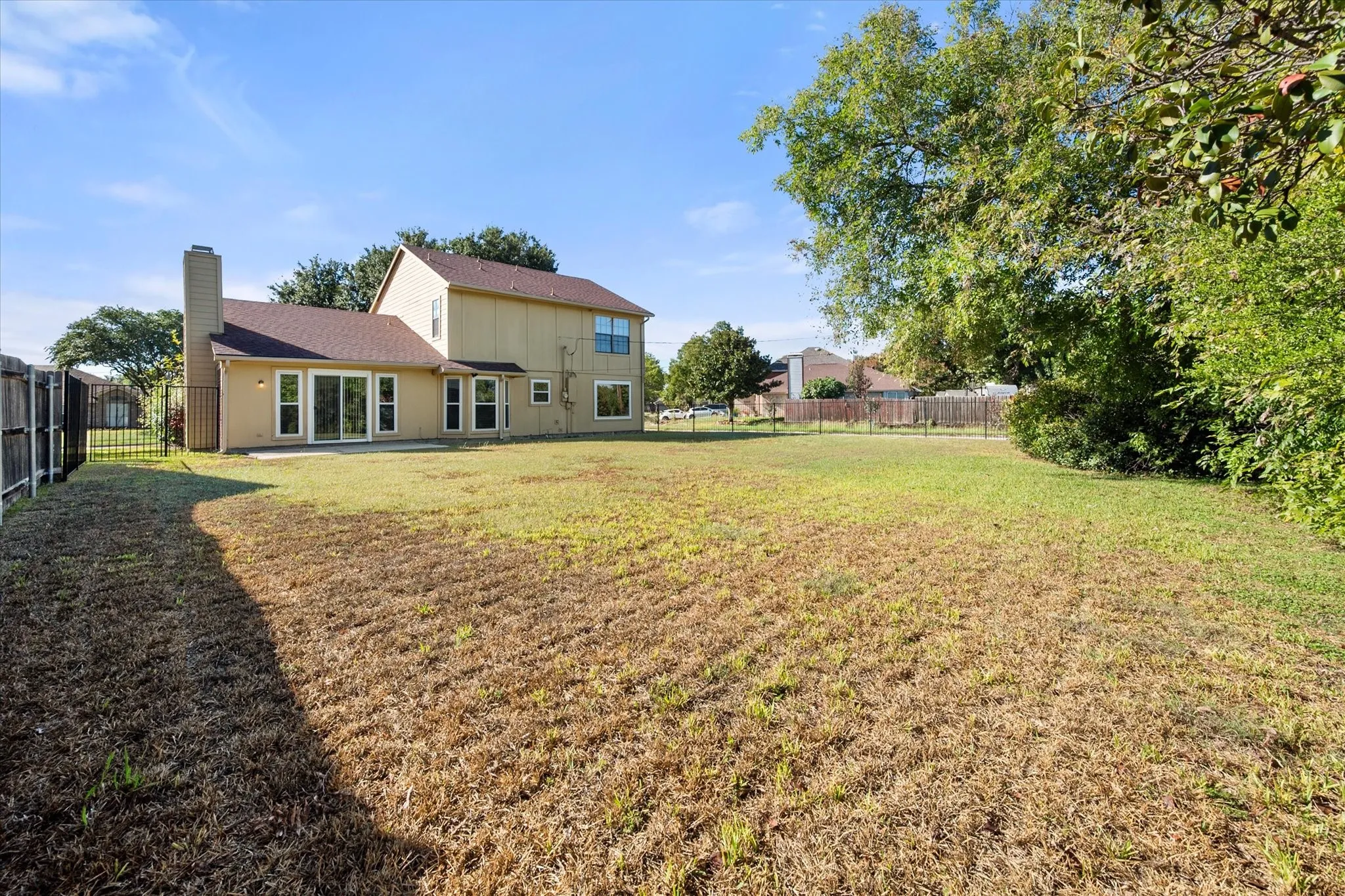 Single Family Residence For Sale in Tarrant County , 2215 Villanova Street, Arlington, Texas 76018, 3 Bedroom, 3 Bathroom, 2 Garage spaces, 1,892 Sqft, built in 1984, mls#21404443, Real Estate Agent in Arlington, Homes For Sale in Tarrant county, Homes For Sale in Arlington, Realtor in Arlington Texas, Real Estate Brokerage Independent Realty Texas, Luminita Cordes Realtor
