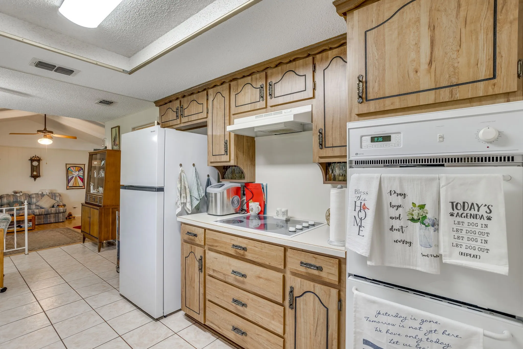 Single Family Residence For Sale in Tarrant County , 1512 Lamplighter Lane, Edgecliff Village, Texas 76134, 3 Bedroom, 2 Bathroom, 2 Garage spaces, 1,618 Sqft, built in 1971, mls#21405354, Real Estate Agent in Edgecliff Village, Homes For Sale in Tarrant county, Homes For Sale in Edgecliff Village, Realtor in Edgecliff Village Texas, Real Estate Brokerage Independent Realty Texas, Luminita Cordes Realtor