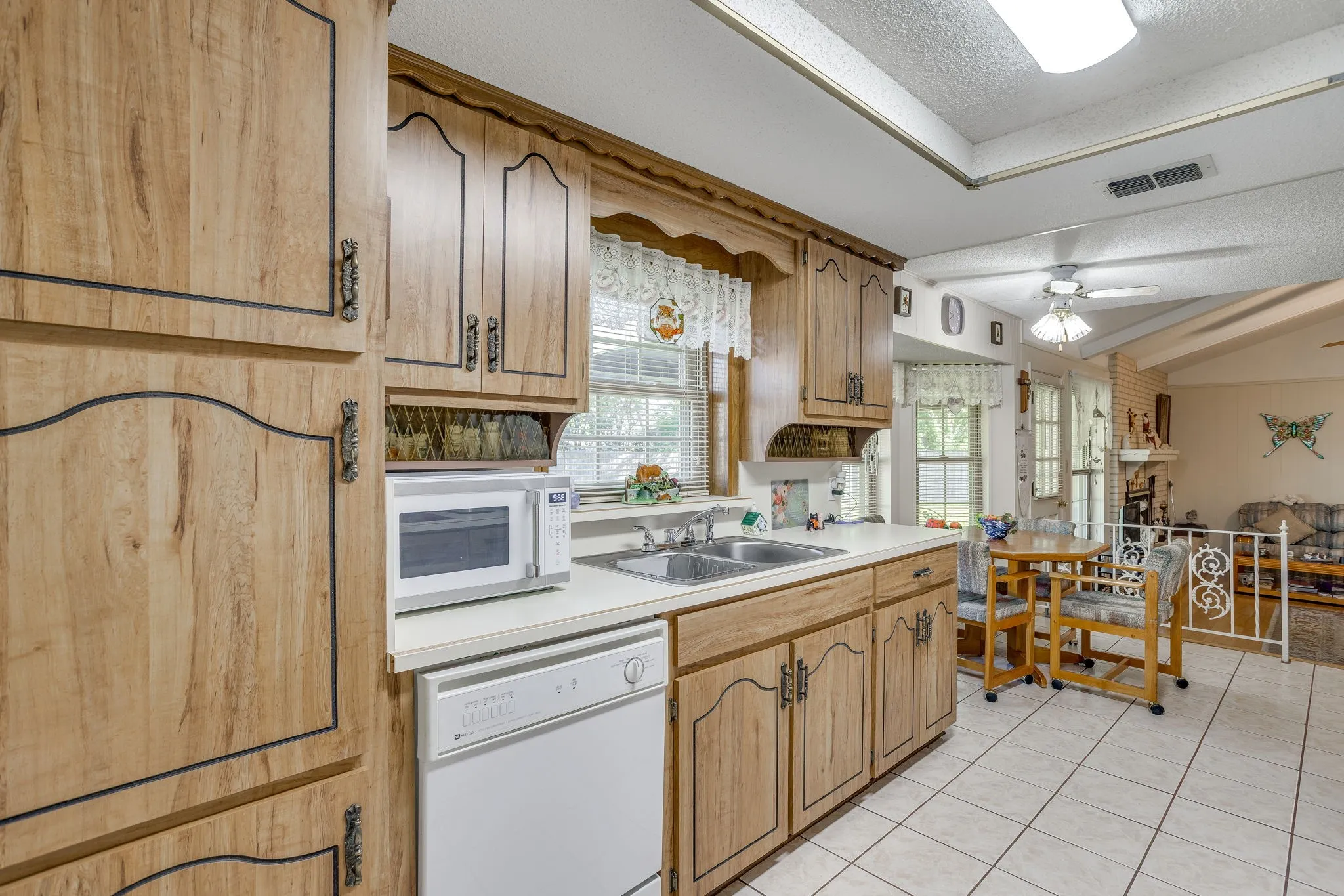 Single Family Residence For Sale in Tarrant County , 1512 Lamplighter Lane, Edgecliff Village, Texas 76134, 3 Bedroom, 2 Bathroom, 2 Garage spaces, 1,618 Sqft, built in 1971, mls#21405354, Real Estate Agent in Edgecliff Village, Homes For Sale in Tarrant county, Homes For Sale in Edgecliff Village, Realtor in Edgecliff Village Texas, Real Estate Brokerage Independent Realty Texas, Luminita Cordes Realtor