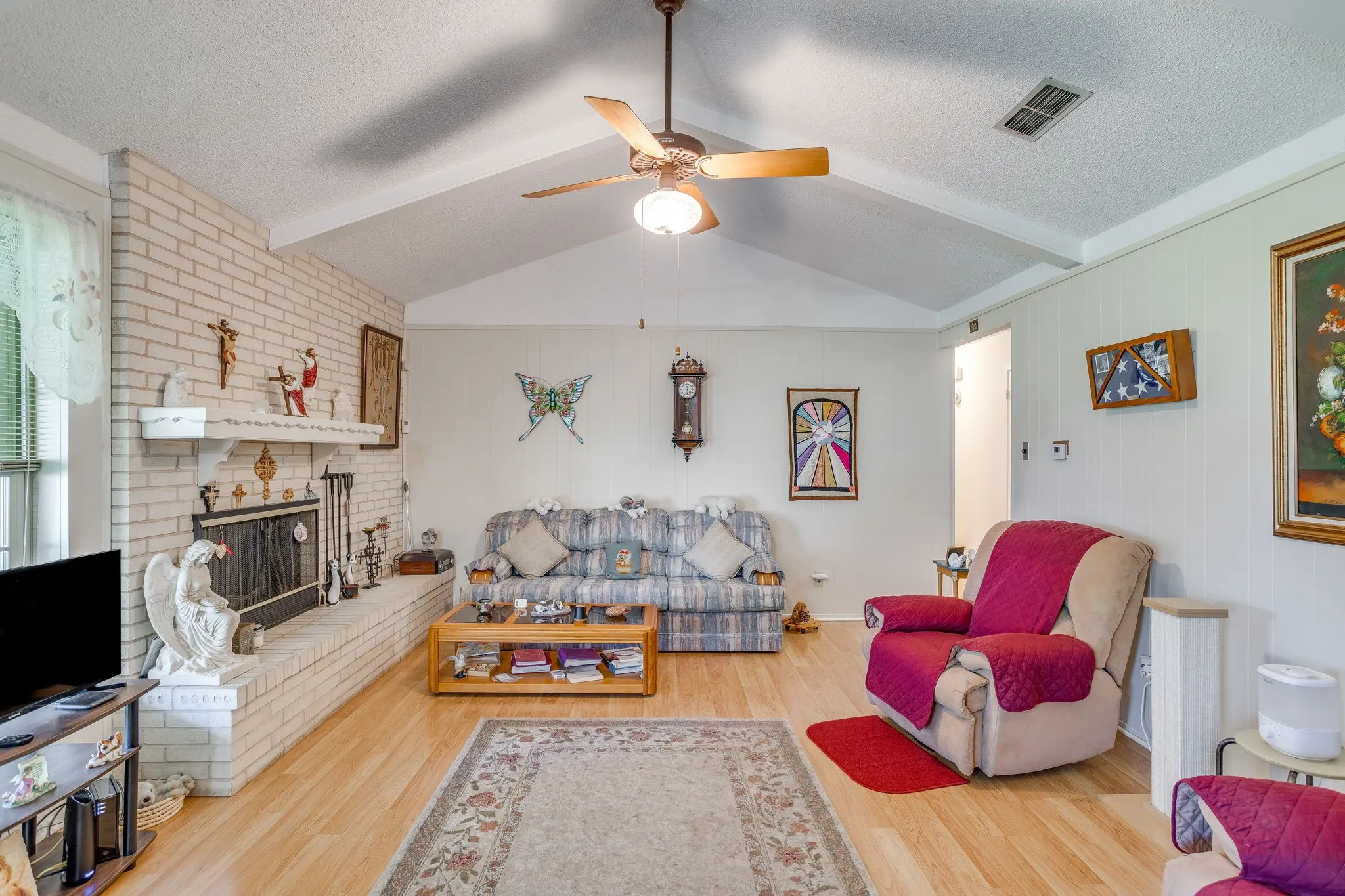 Single Family Residence For Sale in Tarrant County , 1512 Lamplighter Lane, Edgecliff Village, Texas 76134, 3 Bedroom, 2 Bathroom, 2 Garage spaces, 1,618 Sqft, built in 1971, mls#21405354, Real Estate Agent in Edgecliff Village, Homes For Sale in Tarrant county, Homes For Sale in Edgecliff Village, Realtor in Edgecliff Village Texas, Real Estate Brokerage Independent Realty Texas, Luminita Cordes Realtor