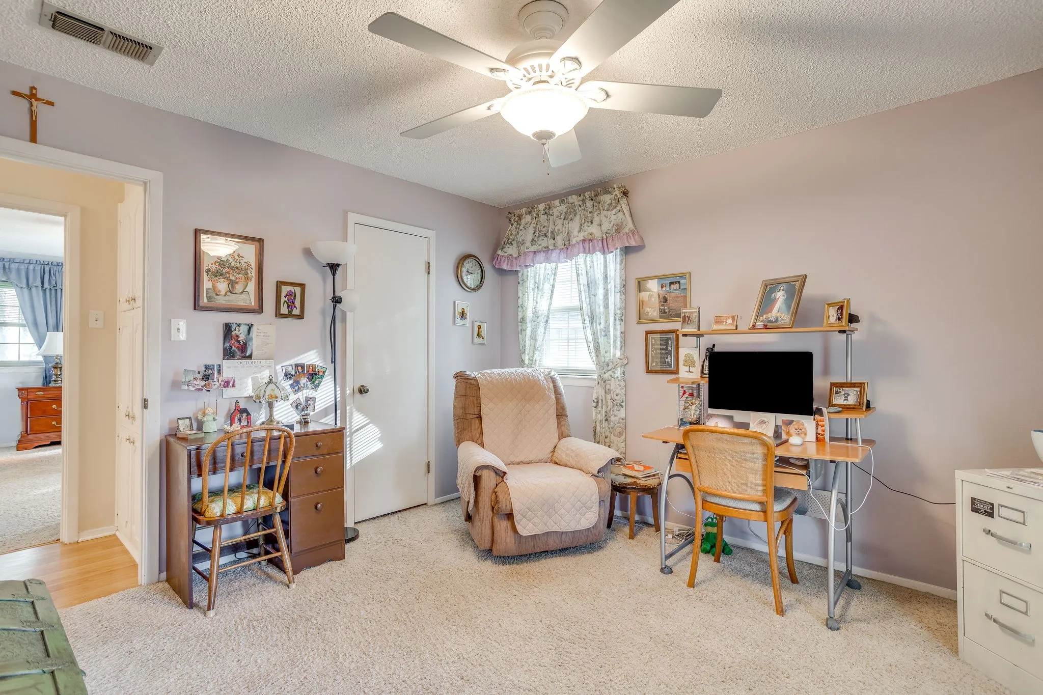 Single Family Residence For Sale in Tarrant County , 1512 Lamplighter Lane, Edgecliff Village, Texas 76134, 3 Bedroom, 2 Bathroom, 2 Garage spaces, 1,618 Sqft, built in 1971, mls#21405354, Real Estate Agent in Edgecliff Village, Homes For Sale in Tarrant county, Homes For Sale in Edgecliff Village, Realtor in Edgecliff Village Texas, Real Estate Brokerage Independent Realty Texas, Luminita Cordes Realtor