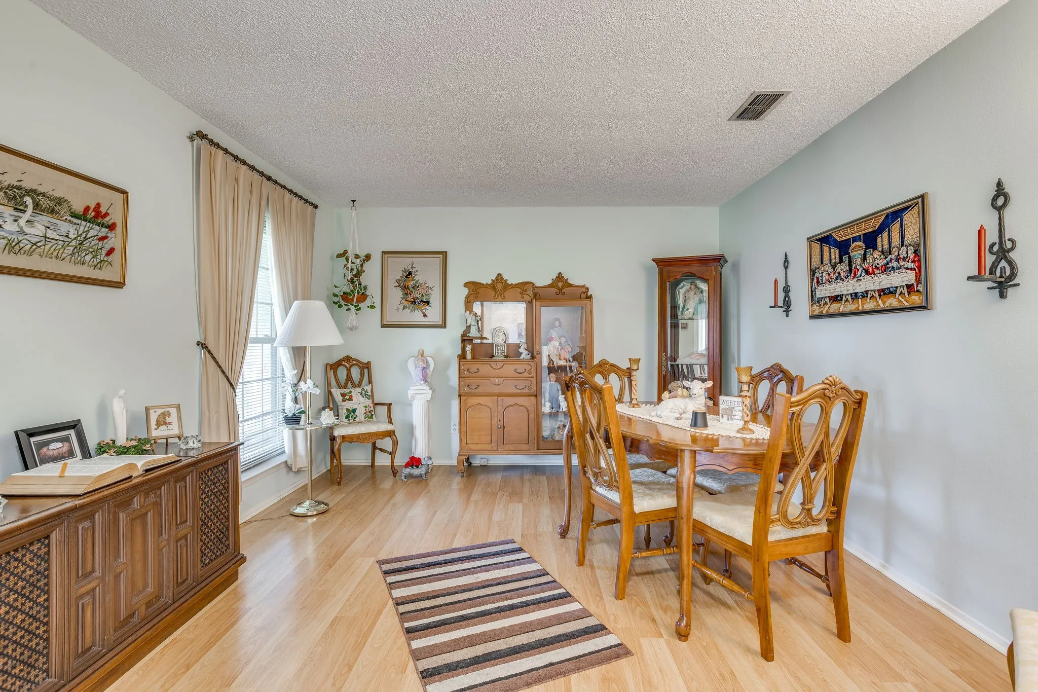 Single Family Residence For Sale in Tarrant County , 1512 Lamplighter Lane, Edgecliff Village, Texas 76134, 3 Bedroom, 2 Bathroom, 2 Garage spaces, 1,618 Sqft, built in 1971, mls#21405354, Real Estate Agent in Edgecliff Village, Homes For Sale in Tarrant county, Homes For Sale in Edgecliff Village, Realtor in Edgecliff Village Texas, Real Estate Brokerage Independent Realty Texas, Luminita Cordes Realtor