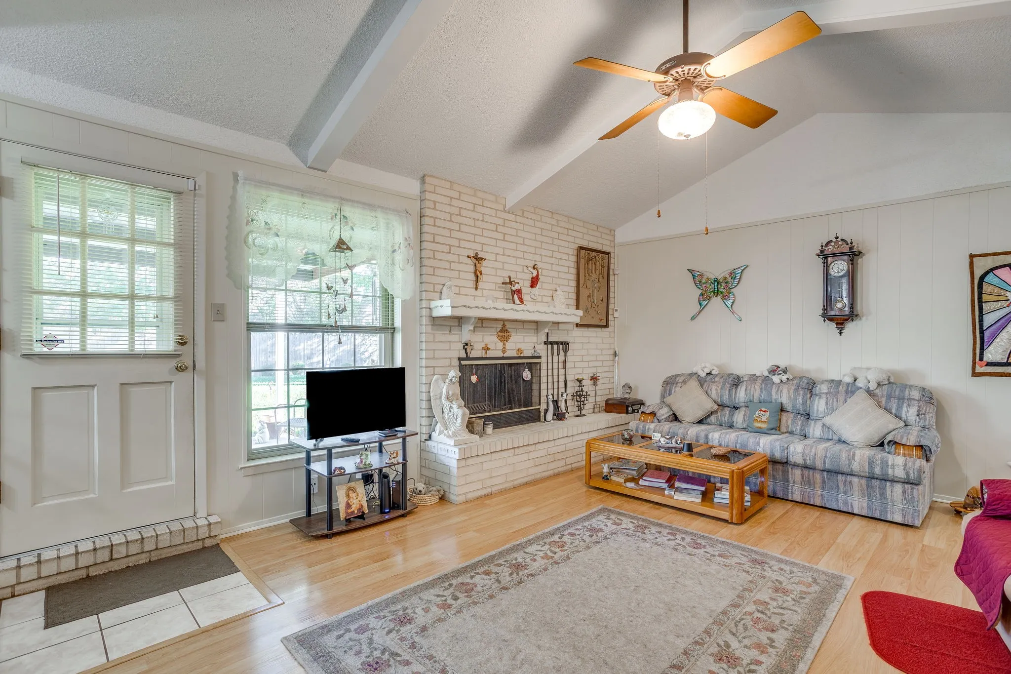 Single Family Residence For Sale in Tarrant County , 1512 Lamplighter Lane, Edgecliff Village, Texas 76134, 3 Bedroom, 2 Bathroom, 2 Garage spaces, 1,618 Sqft, built in 1971, mls#21405354, Real Estate Agent in Edgecliff Village, Homes For Sale in Tarrant county, Homes For Sale in Edgecliff Village, Realtor in Edgecliff Village Texas, Real Estate Brokerage Independent Realty Texas, Luminita Cordes Realtor