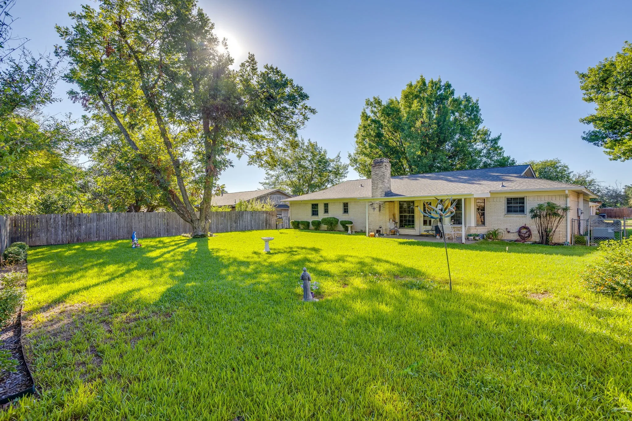 Single Family Residence For Sale in Tarrant County , 1512 Lamplighter Lane, Edgecliff Village, Texas 76134, 3 Bedroom, 2 Bathroom, 2 Garage spaces, 1,618 Sqft, built in 1971, mls#21405354, Real Estate Agent in Edgecliff Village, Homes For Sale in Tarrant county, Homes For Sale in Edgecliff Village, Realtor in Edgecliff Village Texas, Real Estate Brokerage Independent Realty Texas, Luminita Cordes Realtor