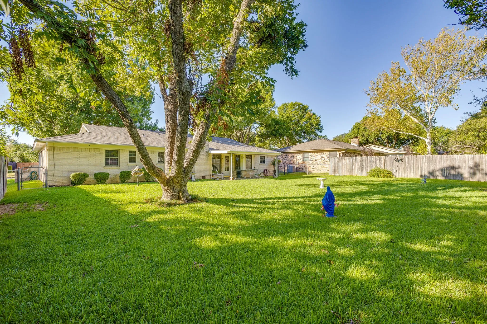 Single Family Residence For Sale in Tarrant County , 1512 Lamplighter Lane, Edgecliff Village, Texas 76134, 3 Bedroom, 2 Bathroom, 2 Garage spaces, 1,618 Sqft, built in 1971, mls#21405354, Real Estate Agent in Edgecliff Village, Homes For Sale in Tarrant county, Homes For Sale in Edgecliff Village, Realtor in Edgecliff Village Texas, Real Estate Brokerage Independent Realty Texas, Luminita Cordes Realtor