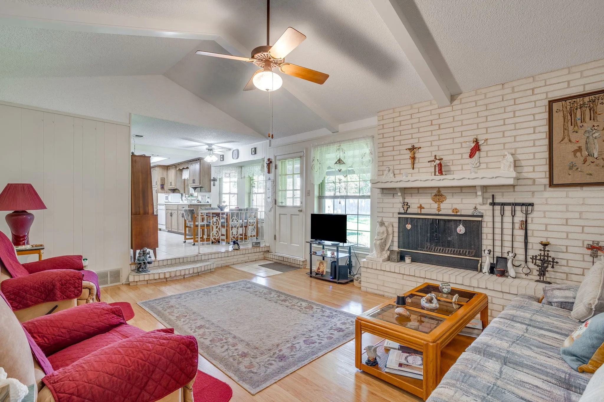 Single Family Residence For Sale in Tarrant County , 1512 Lamplighter Lane, Edgecliff Village, Texas 76134, 3 Bedroom, 2 Bathroom, 2 Garage spaces, 1,618 Sqft, built in 1971, mls#21405354, Real Estate Agent in Edgecliff Village, Homes For Sale in Tarrant county, Homes For Sale in Edgecliff Village, Realtor in Edgecliff Village Texas, Real Estate Brokerage Independent Realty Texas, Luminita Cordes Realtor