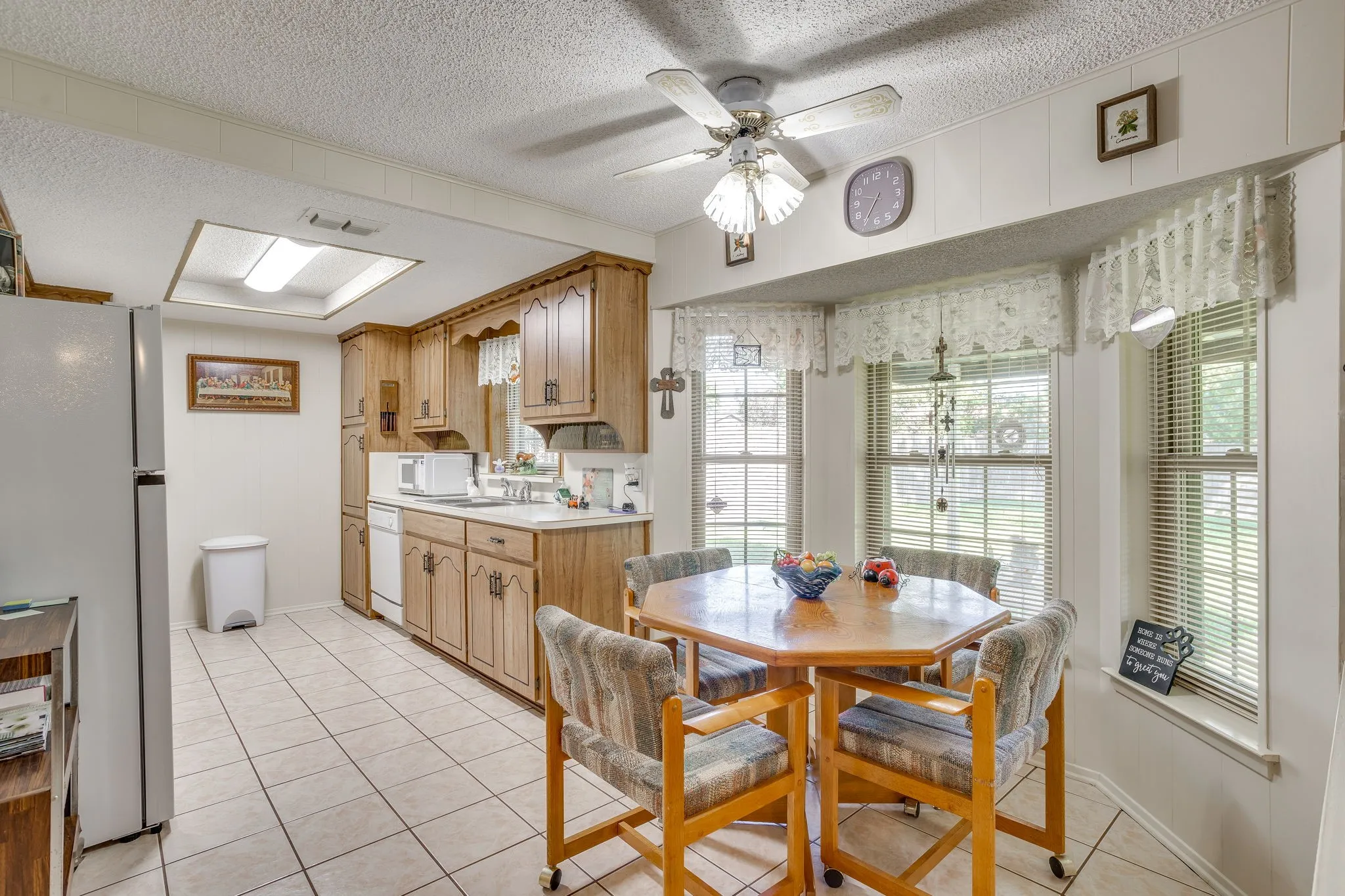 Single Family Residence For Sale in Tarrant County , 1512 Lamplighter Lane, Edgecliff Village, Texas 76134, 3 Bedroom, 2 Bathroom, 2 Garage spaces, 1,618 Sqft, built in 1971, mls#21405354, Real Estate Agent in Edgecliff Village, Homes For Sale in Tarrant county, Homes For Sale in Edgecliff Village, Realtor in Edgecliff Village Texas, Real Estate Brokerage Independent Realty Texas, Luminita Cordes Realtor