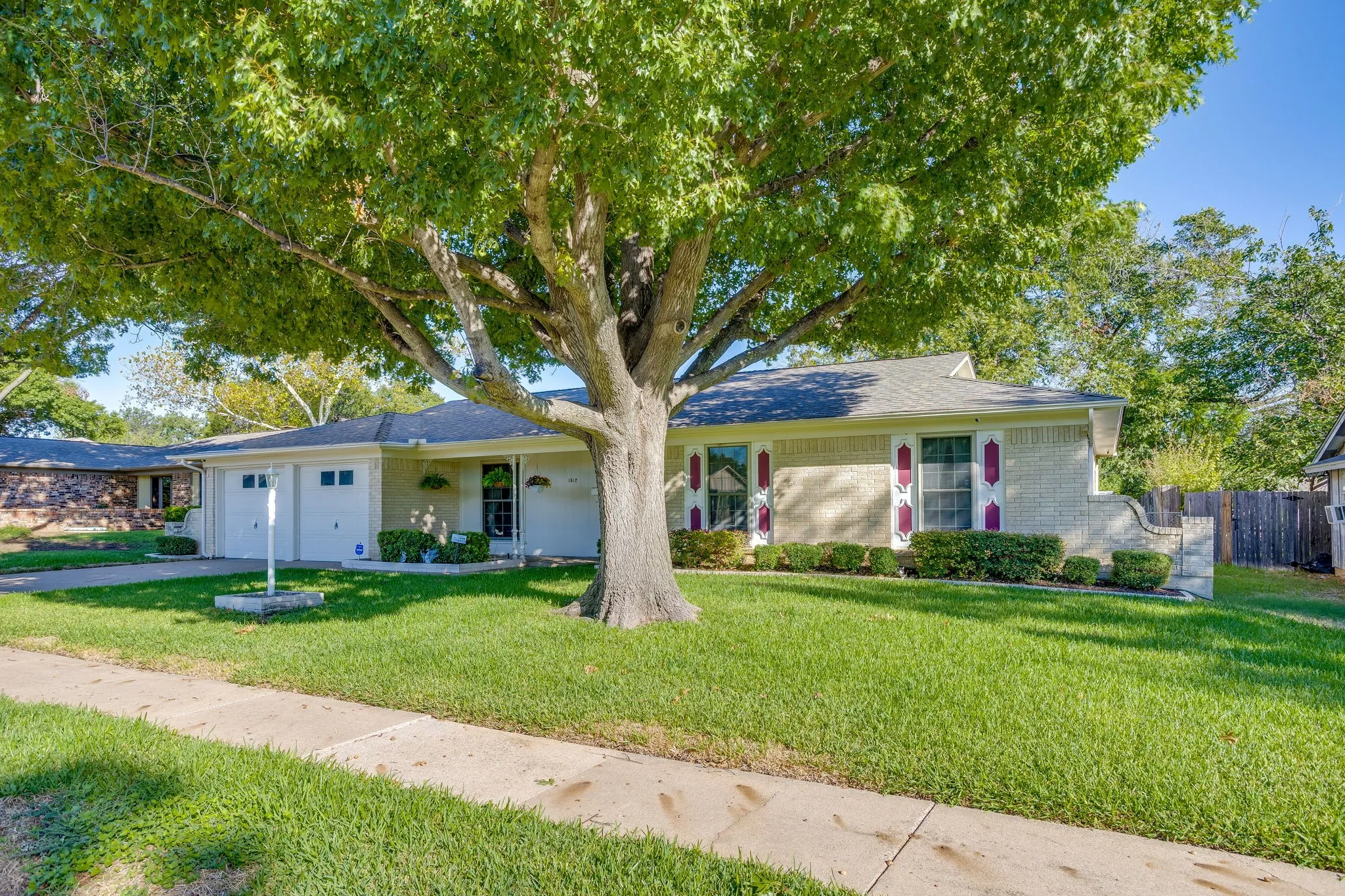 Single Family Residence For Sale in Tarrant County , 1512 Lamplighter Lane, Edgecliff Village, Texas 76134, 3 Bedroom, 2 Bathroom, 2 Garage spaces, 1,618 Sqft, built in 1971, mls#21405354, Real Estate Agent in Edgecliff Village, Homes For Sale in Tarrant county, Homes For Sale in Edgecliff Village, Realtor in Edgecliff Village Texas, Real Estate Brokerage Independent Realty Texas, Luminita Cordes Realtor