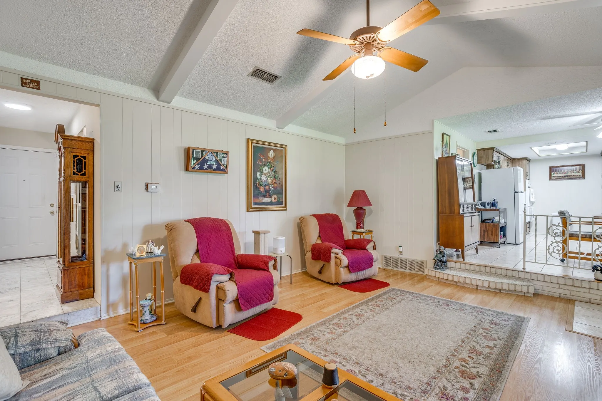 Single Family Residence For Sale in Tarrant County , 1512 Lamplighter Lane, Edgecliff Village, Texas 76134, 3 Bedroom, 2 Bathroom, 2 Garage spaces, 1,618 Sqft, built in 1971, mls#21405354, Real Estate Agent in Edgecliff Village, Homes For Sale in Tarrant county, Homes For Sale in Edgecliff Village, Realtor in Edgecliff Village Texas, Real Estate Brokerage Independent Realty Texas, Luminita Cordes Realtor