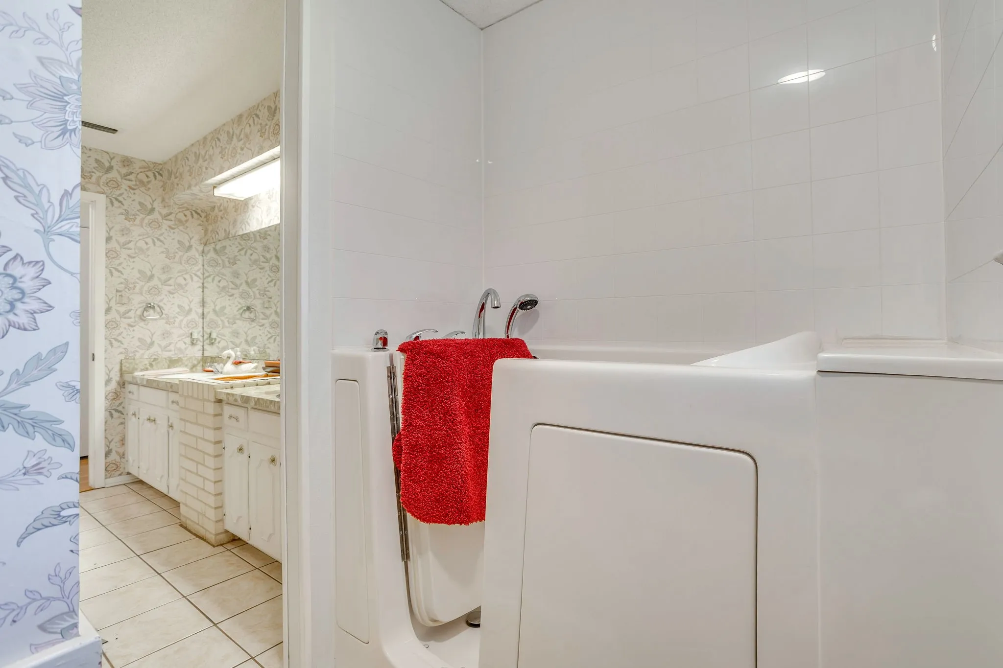 Single Family Residence For Sale in Tarrant County , 1512 Lamplighter Lane, Edgecliff Village, Texas 76134, 3 Bedroom, 2 Bathroom, 2 Garage spaces, 1,618 Sqft, built in 1971, mls#21405354, Real Estate Agent in Edgecliff Village, Homes For Sale in Tarrant county, Homes For Sale in Edgecliff Village, Realtor in Edgecliff Village Texas, Real Estate Brokerage Independent Realty Texas, Luminita Cordes Realtor
