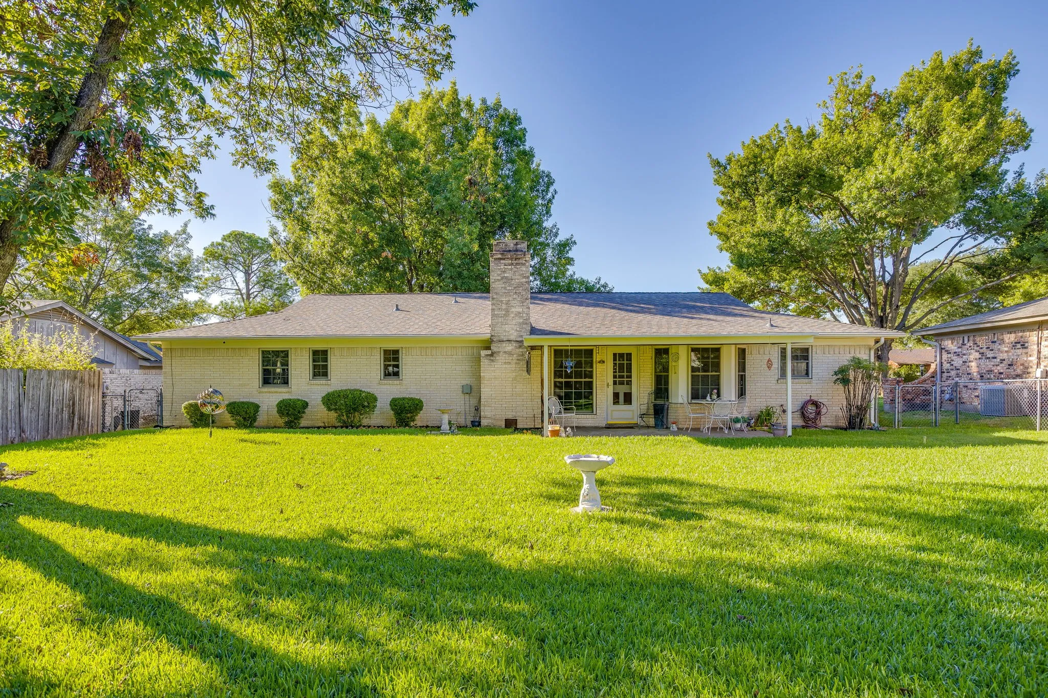 Single Family Residence For Sale in Tarrant County , 1512 Lamplighter Lane, Edgecliff Village, Texas 76134, 3 Bedroom, 2 Bathroom, 2 Garage spaces, 1,618 Sqft, built in 1971, mls#21405354, Real Estate Agent in Edgecliff Village, Homes For Sale in Tarrant county, Homes For Sale in Edgecliff Village, Realtor in Edgecliff Village Texas, Real Estate Brokerage Independent Realty Texas, Luminita Cordes Realtor