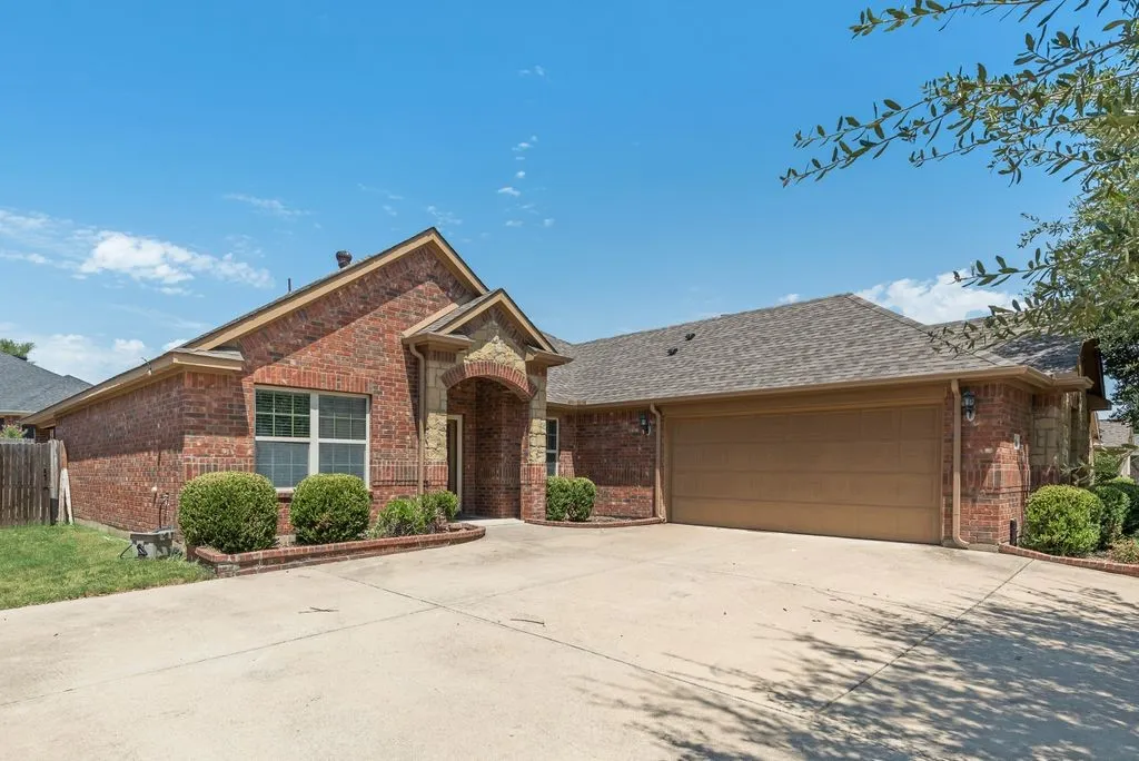 Single Family Residence For Rent in Tarrant County , 5836 Sunny Meadow Lane, Grand Prairie, Texas 75052, 3 Bedroom, 2 Bathroom, 2 Garage spaces, 2,014 Sqft, built in 2012, mls#21406675, Real Estate Agent in Grand Prairie, Homes For Rent in Tarrant county, Homes For Rent in Grand Prairie, Realtor in Grand Prairie Texas, Real Estate Brokerage Independent Realty Texas, Luminita Cordes Realtor