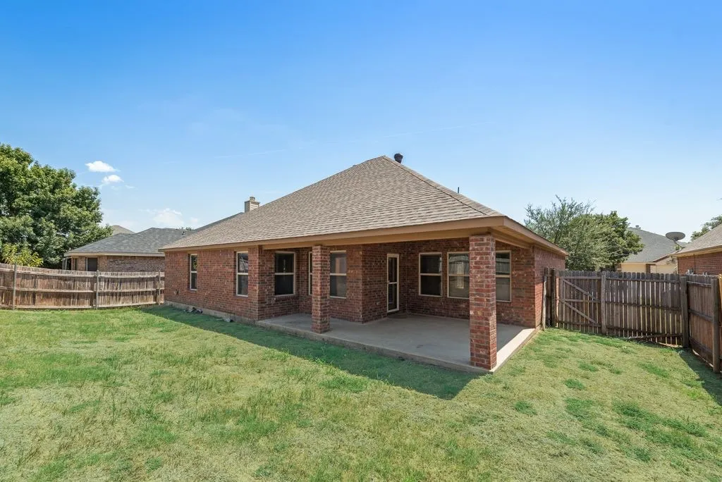 Single Family Residence For Rent in Tarrant County , 5836 Sunny Meadow Lane, Grand Prairie, Texas 75052, 3 Bedroom, 2 Bathroom, 2 Garage spaces, 2,014 Sqft, built in 2012, mls#21406675, Real Estate Agent in Grand Prairie, Homes For Rent in Tarrant county, Homes For Rent in Grand Prairie, Realtor in Grand Prairie Texas, Real Estate Brokerage Independent Realty Texas, Luminita Cordes Realtor