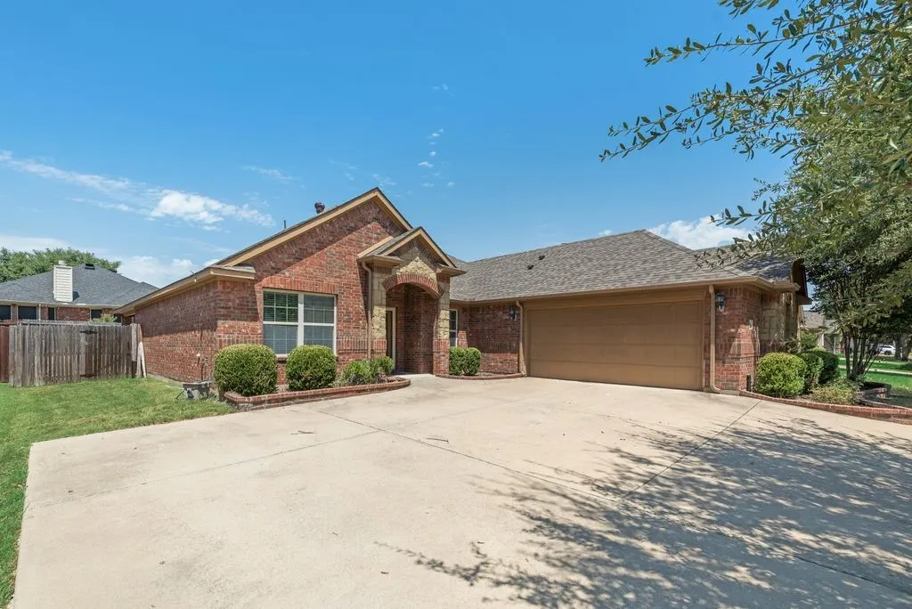 Single Family Residence For Rent in Tarrant County , 5836 Sunny Meadow Lane, Grand Prairie, Texas 75052, 3 Bedroom, 2 Bathroom, 2 Garage spaces, 2,014 Sqft, built in 2012, mls#21406675, Real Estate Agent in Grand Prairie, Homes For Rent in Tarrant county, Homes For Rent in Grand Prairie, Realtor in Grand Prairie Texas, Real Estate Brokerage Independent Realty Texas, Luminita Cordes Realtor