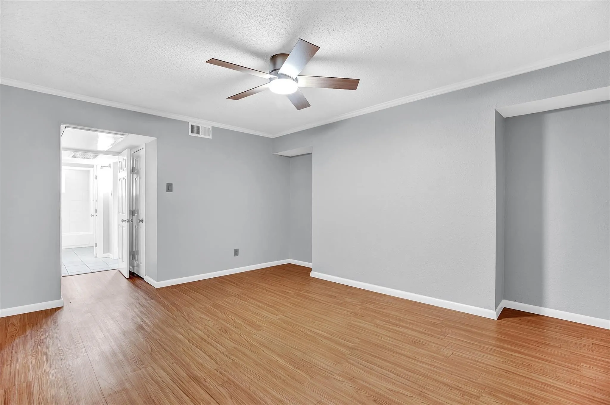 Condominium For Sale in Dallas County , 7705 Meadow Park Drive 209, Dallas, Texas 75230, 1 Bedroom, 1 Bathroom, Garage spaces, 819 Sqft, built in 1963, mls#21406485, Real Estate Agent in Dallas, Homes For Sale in Dallas county, Homes For Sale in Dallas, Realtor in Dallas Texas, Real Estate Brokerage Independent Realty Texas, Luminita Cordes Realtor