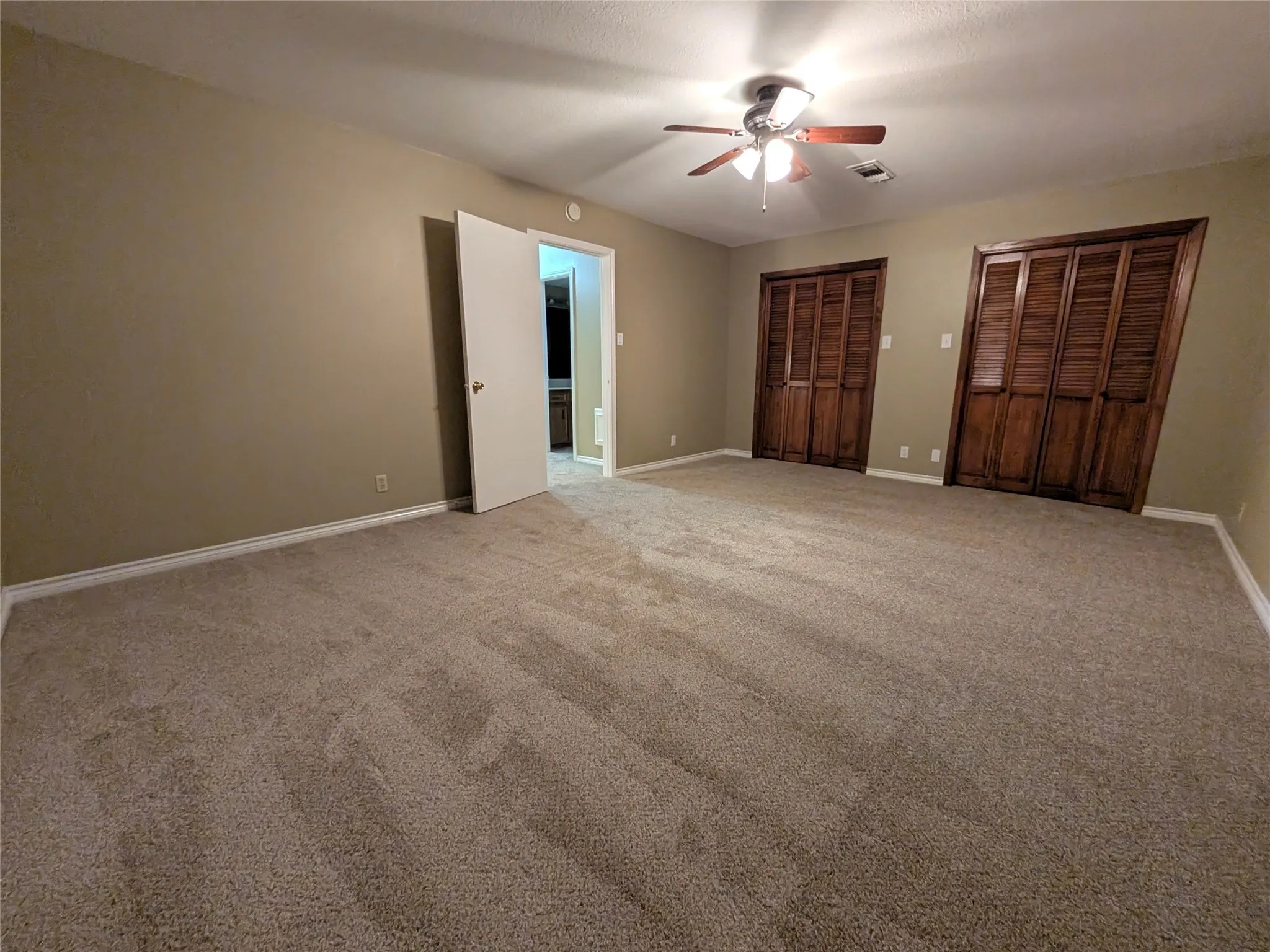 Ceiling fan with integrated lighting