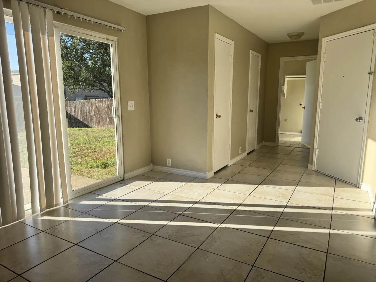 Single Family Residence For Sale in Denton County , 3305 Bent Creek Drive, Denton, Texas 76210, 4 Bedroom, 3 Bathroom, 2 Garage spaces, 1,887 Sqft, built in 1999, mls#21405392, Real Estate Agent in Denton, Homes For Sale in Denton county, Homes For Sale in Denton, Realtor in Denton Texas, Real Estate Brokerage Independent Realty Texas, Luminita Cordes Realtor