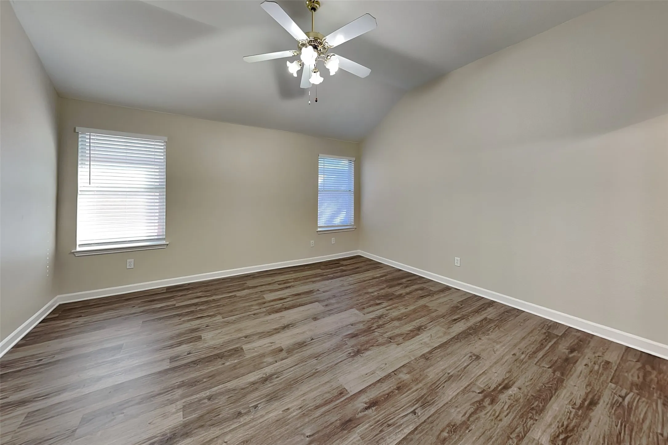 Single Family Residence For Rent in Tarrant County , 11916 Hickory Circle, Fort Worth, Texas 76244, 4 Bedroom, 2 Bathroom, 2 Garage spaces, 2,084 Sqft, built in 2001, mls#21406684, Real Estate Agent in Fort Worth, Homes For Rent in Tarrant county, Homes For Rent in Fort Worth, Realtor in Fort Worth Texas, Real Estate Brokerage Independent Realty Texas, Luminita Cordes Realtor