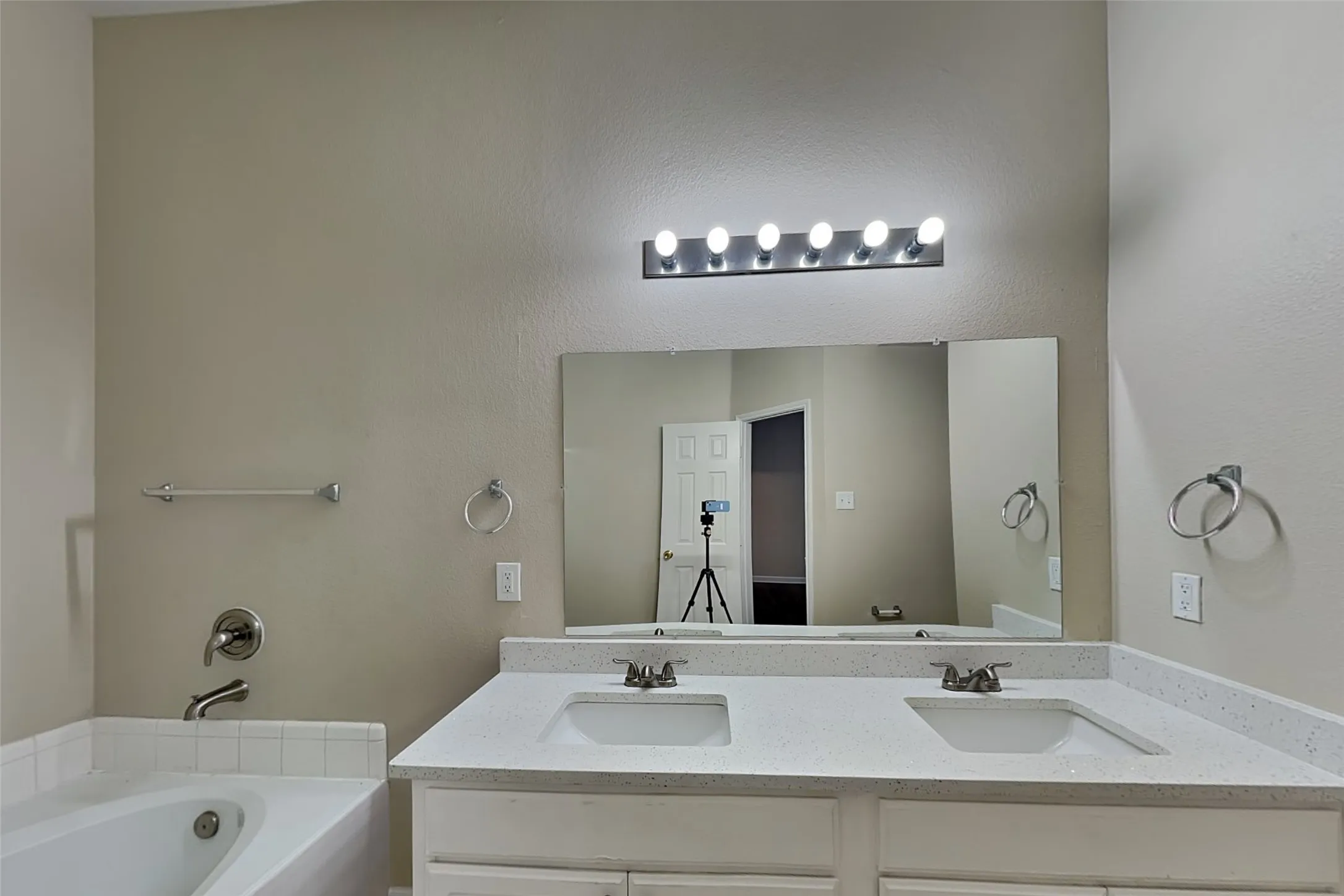 Single Family Residence For Rent in Tarrant County , 11916 Hickory Circle, Fort Worth, Texas 76244, 4 Bedroom, 2 Bathroom, 2 Garage spaces, 2,084 Sqft, built in 2001, mls#21406684, Real Estate Agent in Fort Worth, Homes For Rent in Tarrant county, Homes For Rent in Fort Worth, Realtor in Fort Worth Texas, Real Estate Brokerage Independent Realty Texas, Luminita Cordes Realtor