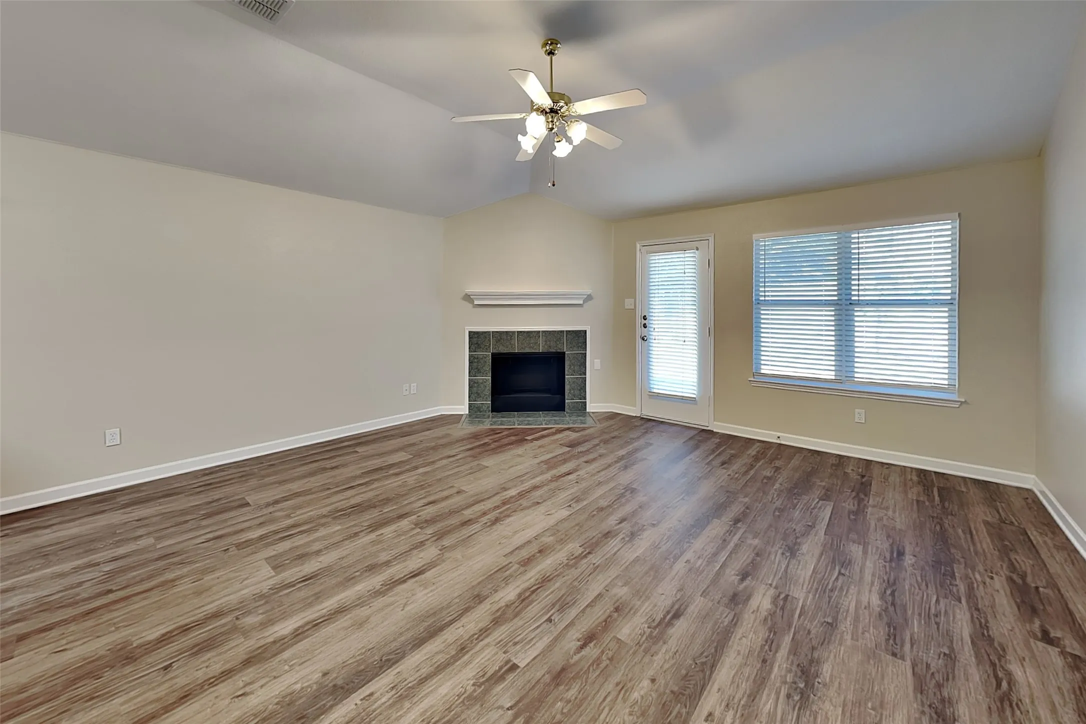 Single Family Residence For Rent in Tarrant County , 11916 Hickory Circle, Fort Worth, Texas 76244, 4 Bedroom, 2 Bathroom, 2 Garage spaces, 2,084 Sqft, built in 2001, mls#21406684, Real Estate Agent in Fort Worth, Homes For Rent in Tarrant county, Homes For Rent in Fort Worth, Realtor in Fort Worth Texas, Real Estate Brokerage Independent Realty Texas, Luminita Cordes Realtor