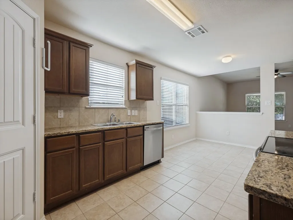 Single Family Residence For Rent in Collin County , 1201 Jasper Crossing, Princeton, Texas 75407, 5 Bedroom, 4 Bathroom, 2 Garage spaces, 2,338 Sqft, built in 2017, mls#21404041, Real Estate Agent in Princeton, Homes For Rent in Collin county, Homes For Rent in Princeton, Realtor in Princeton Texas, Real Estate Brokerage Independent Realty Texas, Luminita Cordes Realtor