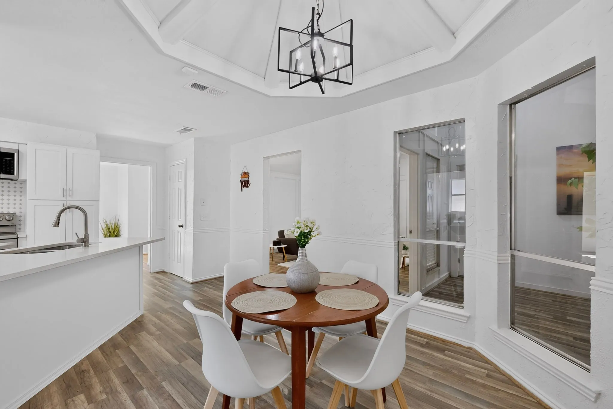 Cute breakfast nook for everyday meals