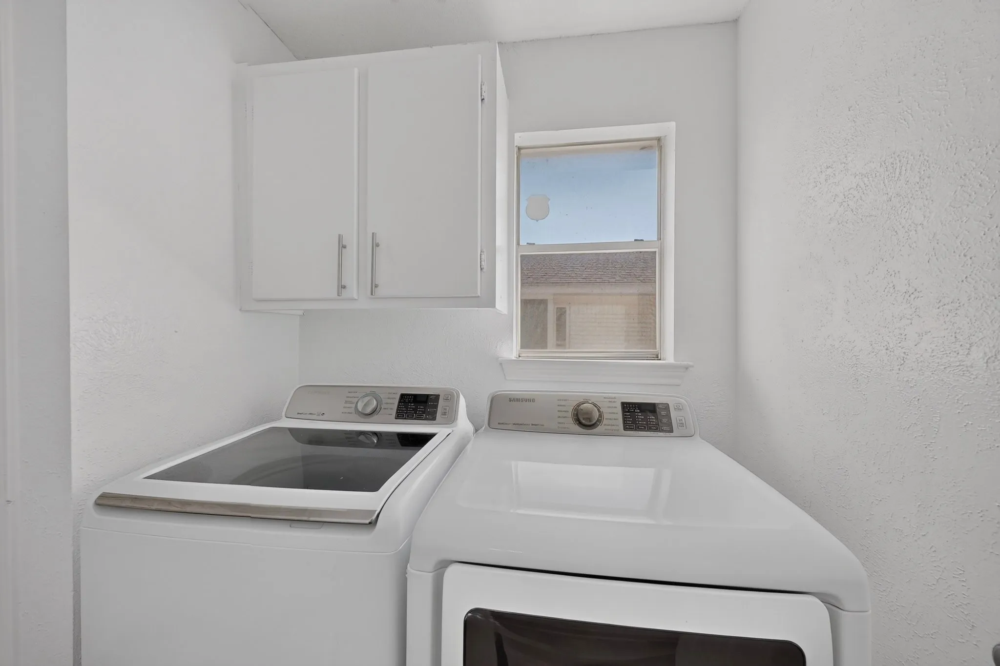 Utility room washer and dryer stay