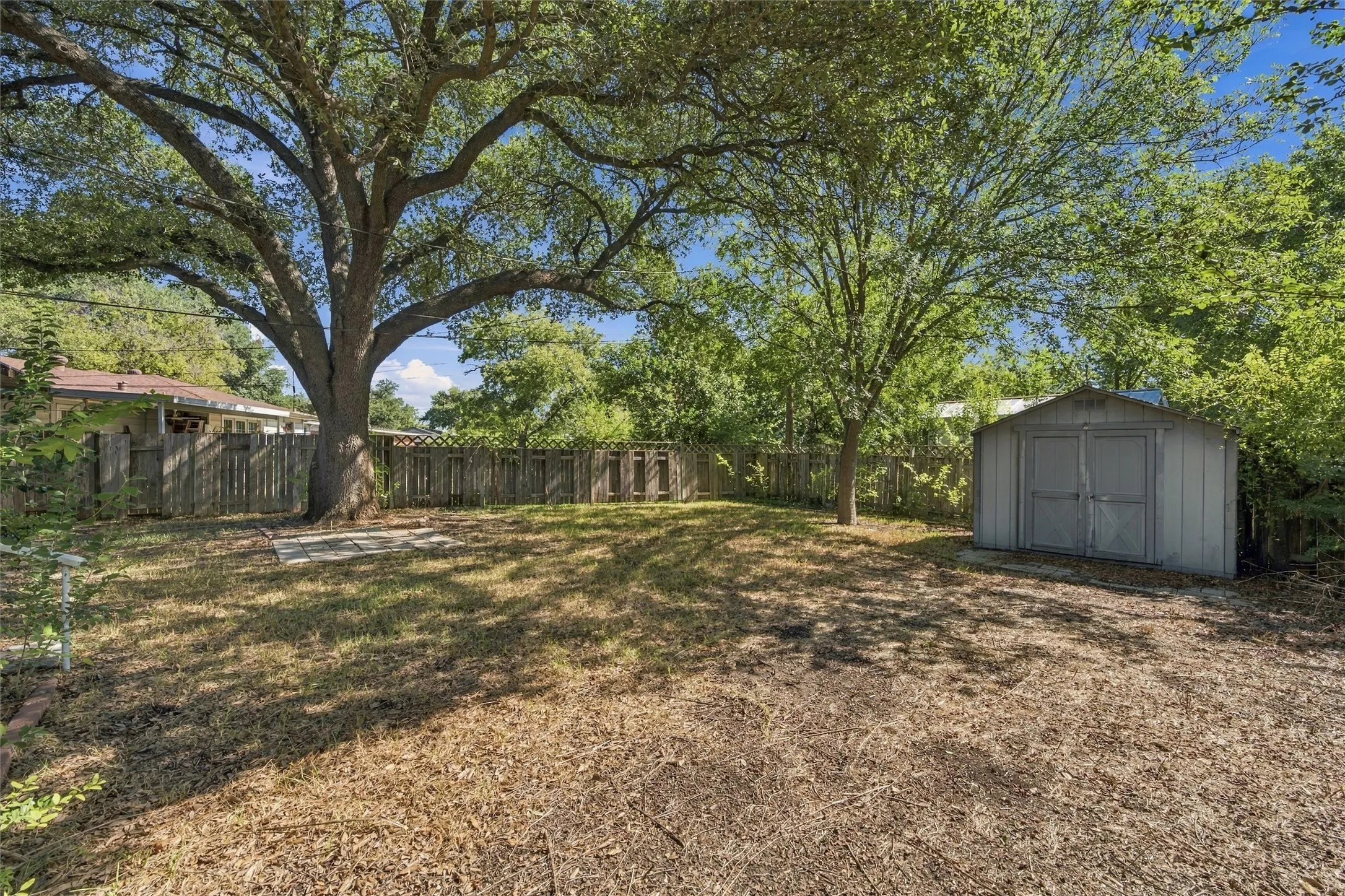 Single Family Residence For Sale in Mc Lennan County , 2113 La Porte, Waco, Texas 76710, 3 Bedroom, 2 Bathroom, 2 Garage spaces, 1,410 Sqft, built in 1950, mls#21394442, Real Estate Agent in Waco, Homes For Sale in Mc Lennan county, Homes For Sale in Waco, Realtor in Waco Texas, Real Estate Brokerage Independent Realty Texas, Luminita Cordes Realtor
