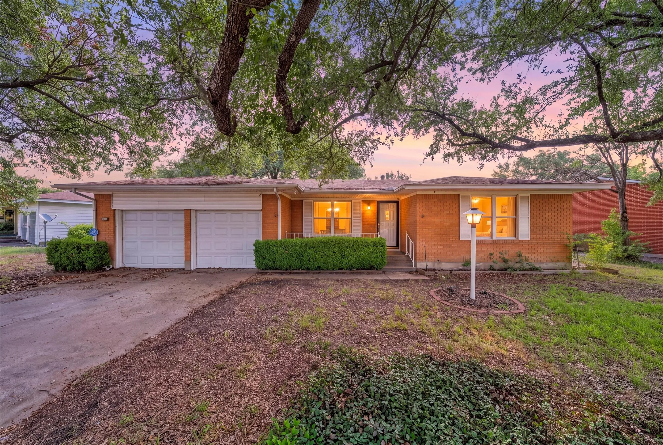 Single Family Residence For Sale in Mc Lennan County , 2113 La Porte, Waco, Texas 76710, 3 Bedroom, 2 Bathroom, 2 Garage spaces, 1,410 Sqft, built in 1950, mls#21394442, Real Estate Agent in Waco, Homes For Sale in Mc Lennan county, Homes For Sale in Waco, Realtor in Waco Texas, Real Estate Brokerage Independent Realty Texas, Luminita Cordes Realtor