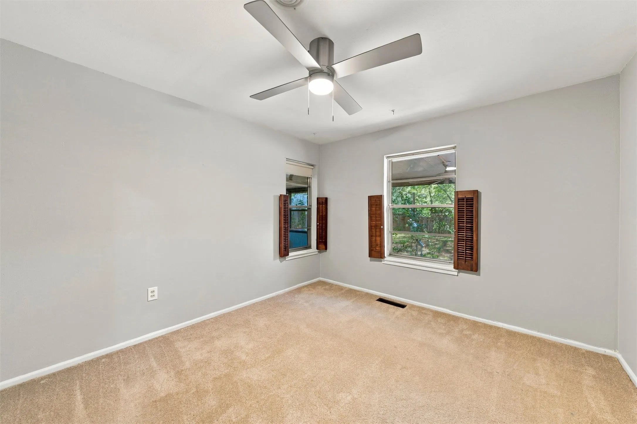 Single Family Residence For Sale in Mc Lennan County , 2113 La Porte, Waco, Texas 76710, 3 Bedroom, 2 Bathroom, 2 Garage spaces, 1,410 Sqft, built in 1950, mls#21394442, Real Estate Agent in Waco, Homes For Sale in Mc Lennan county, Homes For Sale in Waco, Realtor in Waco Texas, Real Estate Brokerage Independent Realty Texas, Luminita Cordes Realtor