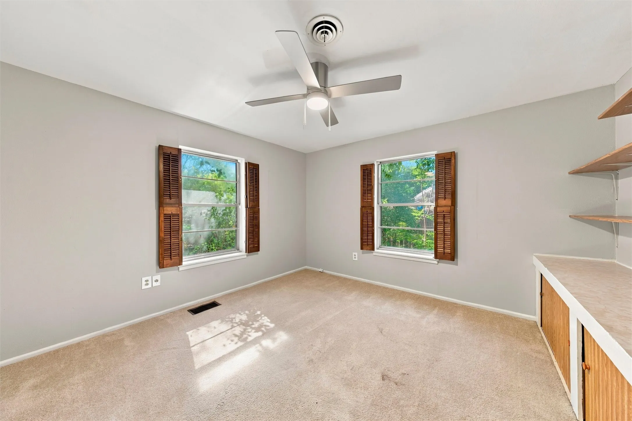 Single Family Residence For Sale in Mc Lennan County , 2113 La Porte, Waco, Texas 76710, 3 Bedroom, 2 Bathroom, 2 Garage spaces, 1,410 Sqft, built in 1950, mls#21394442, Real Estate Agent in Waco, Homes For Sale in Mc Lennan county, Homes For Sale in Waco, Realtor in Waco Texas, Real Estate Brokerage Independent Realty Texas, Luminita Cordes Realtor