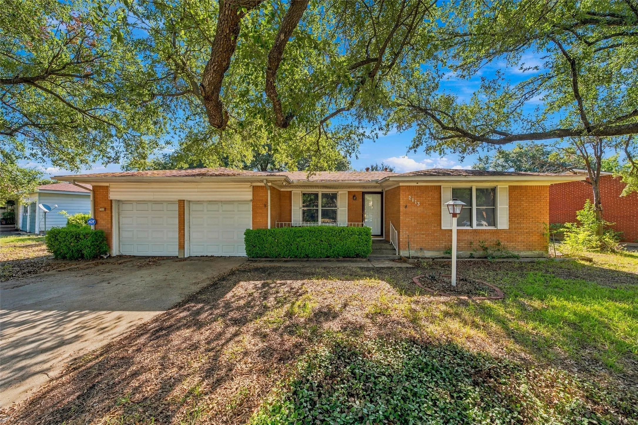 Single Family Residence For Sale in Mc Lennan County , 2113 La Porte, Waco, Texas 76710, 3 Bedroom, 2 Bathroom, 2 Garage spaces, 1,410 Sqft, built in 1950, mls#21394442, Real Estate Agent in Waco, Homes For Sale in Mc Lennan county, Homes For Sale in Waco, Realtor in Waco Texas, Real Estate Brokerage Independent Realty Texas, Luminita Cordes Realtor