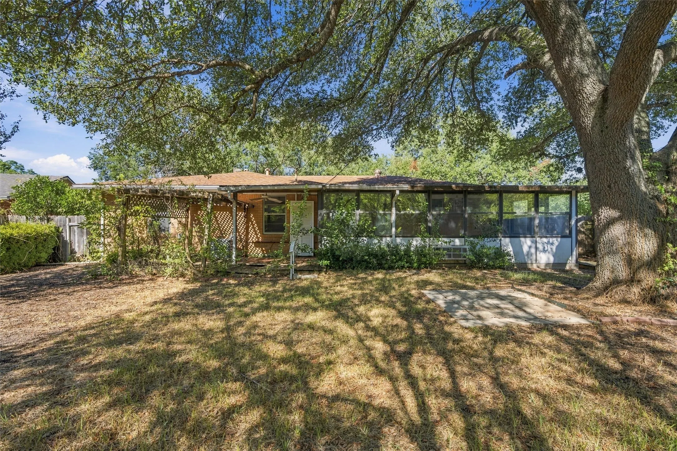 Single Family Residence For Sale in Mc Lennan County , 2113 La Porte, Waco, Texas 76710, 3 Bedroom, 2 Bathroom, 2 Garage spaces, 1,410 Sqft, built in 1950, mls#21394442, Real Estate Agent in Waco, Homes For Sale in Mc Lennan county, Homes For Sale in Waco, Realtor in Waco Texas, Real Estate Brokerage Independent Realty Texas, Luminita Cordes Realtor