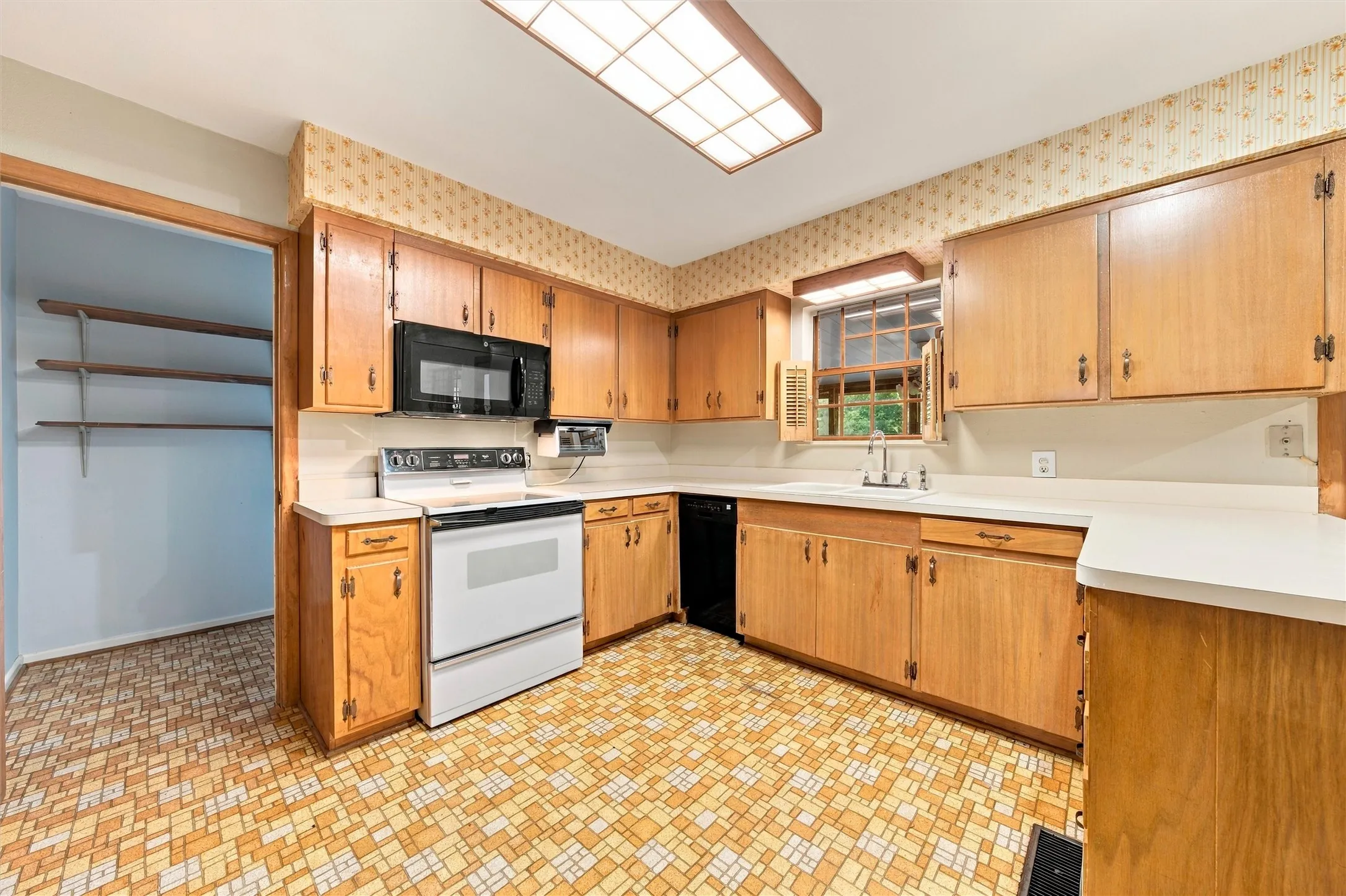 Single Family Residence For Sale in Mc Lennan County , 2113 La Porte, Waco, Texas 76710, 3 Bedroom, 2 Bathroom, 2 Garage spaces, 1,410 Sqft, built in 1950, mls#21394442, Real Estate Agent in Waco, Homes For Sale in Mc Lennan county, Homes For Sale in Waco, Realtor in Waco Texas, Real Estate Brokerage Independent Realty Texas, Luminita Cordes Realtor