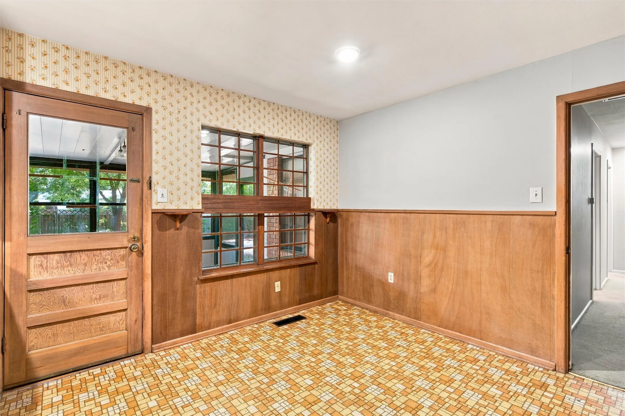 Single Family Residence For Sale in Mc Lennan County , 2113 La Porte, Waco, Texas 76710, 3 Bedroom, 2 Bathroom, 2 Garage spaces, 1,410 Sqft, built in 1950, mls#21394442, Real Estate Agent in Waco, Homes For Sale in Mc Lennan county, Homes For Sale in Waco, Realtor in Waco Texas, Real Estate Brokerage Independent Realty Texas, Luminita Cordes Realtor