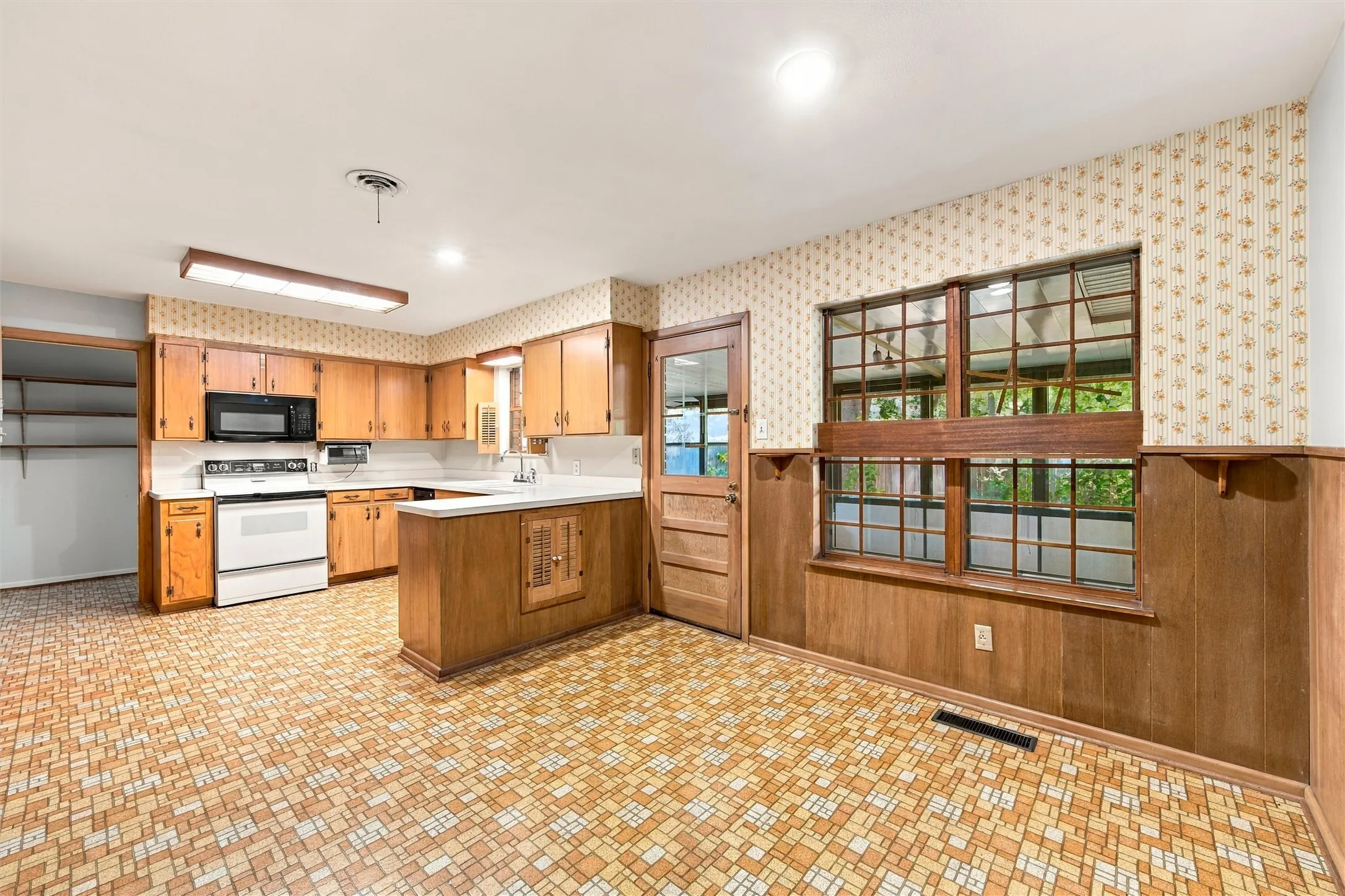 Single Family Residence For Sale in Mc Lennan County , 2113 La Porte, Waco, Texas 76710, 3 Bedroom, 2 Bathroom, 2 Garage spaces, 1,410 Sqft, built in 1950, mls#21394442, Real Estate Agent in Waco, Homes For Sale in Mc Lennan county, Homes For Sale in Waco, Realtor in Waco Texas, Real Estate Brokerage Independent Realty Texas, Luminita Cordes Realtor