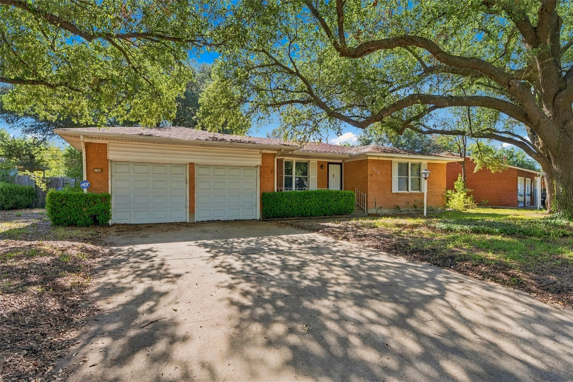 Single Family Residence For Sale in Mc Lennan County , 2113 La Porte, Waco, Texas 76710, 3 Bedroom, 2 Bathroom, 2 Garage spaces, 1,410 Sqft, built in 1950, mls#21394442, Real Estate Agent in Waco, Homes For Sale in Mc Lennan county, Homes For Sale in Waco, Realtor in Waco Texas, Real Estate Brokerage Independent Realty Texas, Luminita Cordes Realtor