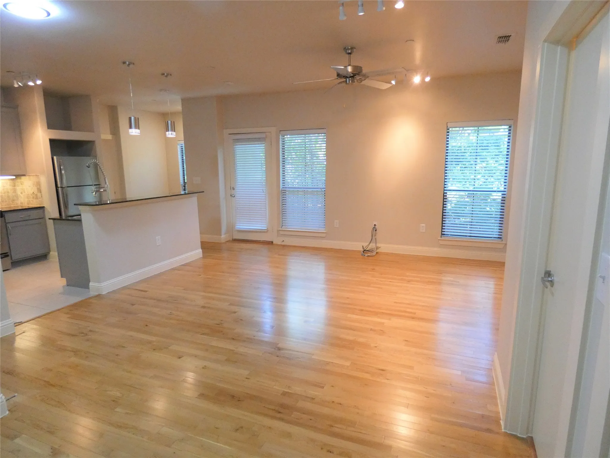 Apartment For Rent in Dallas County , 6159 Oram Street 203, Dallas, Texas 75214, 2 Bedroom, 2 Bathroom, 2 Garage spaces, 1,153 Sqft, built in 2007, mls#21401395, Real Estate Agent in Dallas, Homes For Rent in Dallas county, Homes For Rent in Dallas, Realtor in Dallas Texas, Real Estate Brokerage Independent Realty Texas, Luminita Cordes Realtor