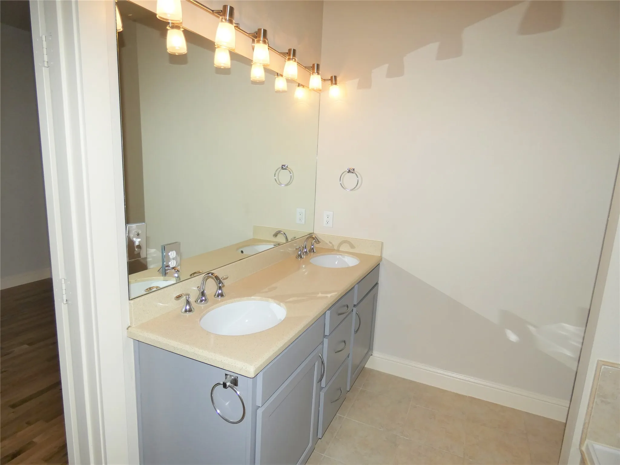 Apartment For Rent in Dallas County , 6159 Oram Street 203, Dallas, Texas 75214, 2 Bedroom, 2 Bathroom, 2 Garage spaces, 1,153 Sqft, built in 2007, mls#21401395, Real Estate Agent in Dallas, Homes For Rent in Dallas county, Homes For Rent in Dallas, Realtor in Dallas Texas, Real Estate Brokerage Independent Realty Texas, Luminita Cordes Realtor