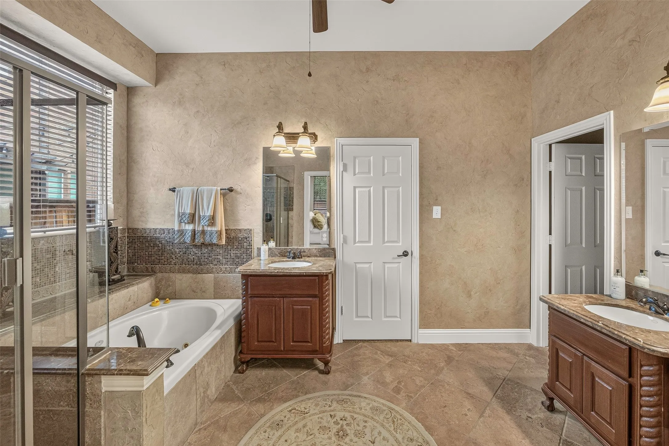 Single Family Residence For Sale in Tarrant County , 6820 River Park Circle, Fort Worth, Texas 76116, 3 Bedroom, 4 Bathroom, 2 Garage spaces, 3,235 Sqft, built in 2006, mls#21403585, Real Estate Agent in Fort Worth, Homes For Sale in Tarrant county, Homes For Sale in Fort Worth, Realtor in Fort Worth Texas, Real Estate Brokerage Independent Realty Texas, Luminita Cordes Realtor