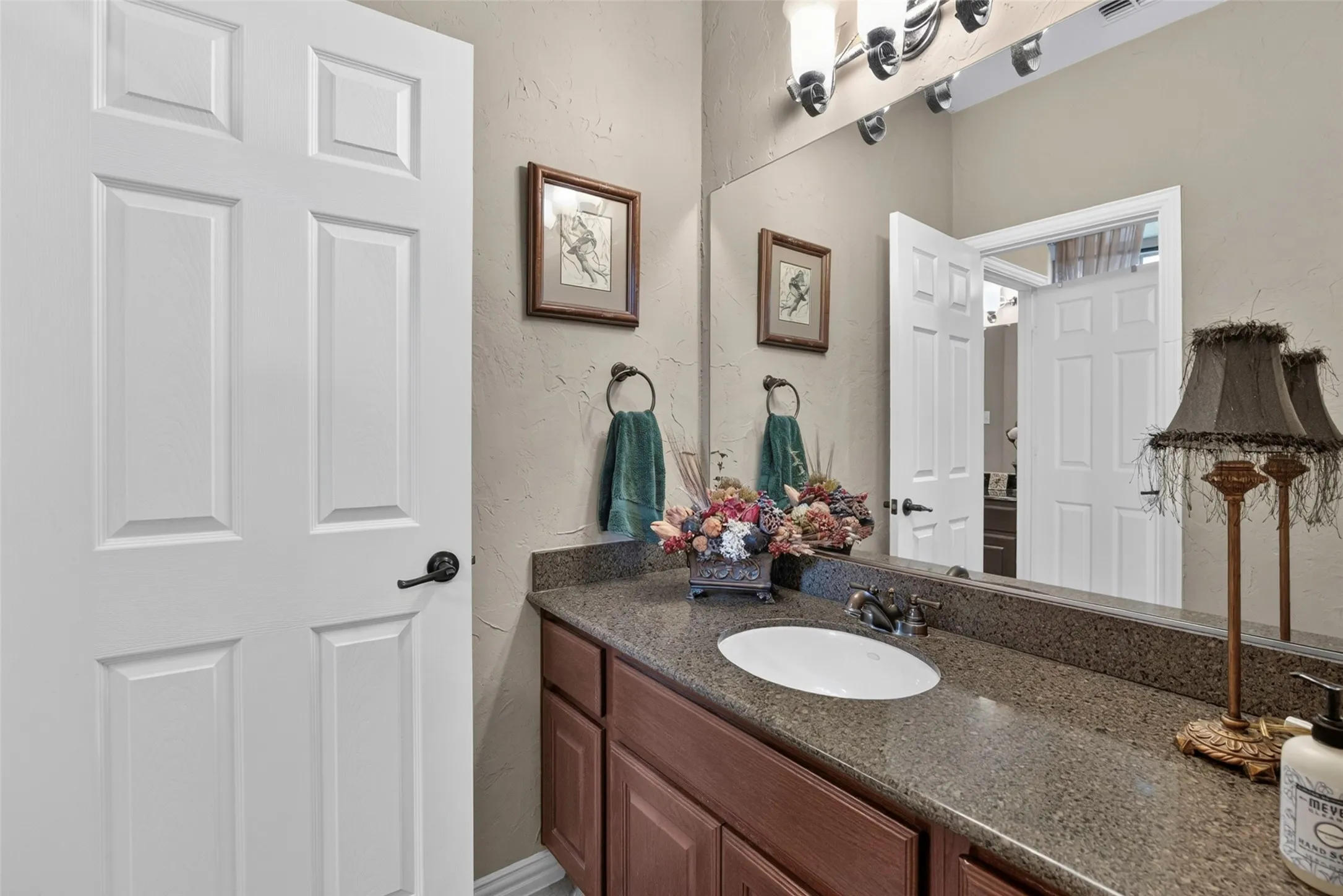 Single Family Residence For Sale in Tarrant County , 6820 River Park Circle, Fort Worth, Texas 76116, 3 Bedroom, 4 Bathroom, 2 Garage spaces, 3,235 Sqft, built in 2006, mls#21403585, Real Estate Agent in Fort Worth, Homes For Sale in Tarrant county, Homes For Sale in Fort Worth, Realtor in Fort Worth Texas, Real Estate Brokerage Independent Realty Texas, Luminita Cordes Realtor
