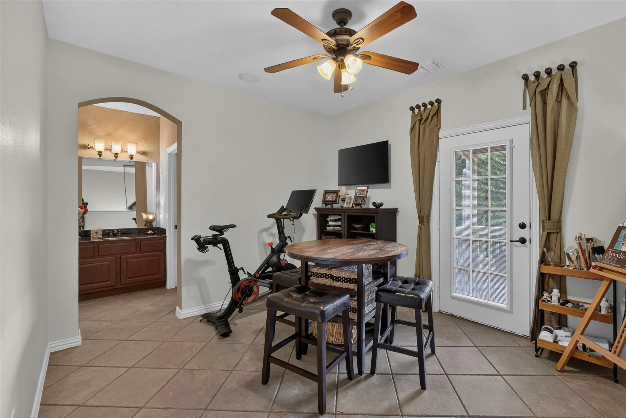 Single Family Residence For Sale in Tarrant County , 6820 River Park Circle, Fort Worth, Texas 76116, 3 Bedroom, 4 Bathroom, 2 Garage spaces, 3,235 Sqft, built in 2006, mls#21403585, Real Estate Agent in Fort Worth, Homes For Sale in Tarrant county, Homes For Sale in Fort Worth, Realtor in Fort Worth Texas, Real Estate Brokerage Independent Realty Texas, Luminita Cordes Realtor