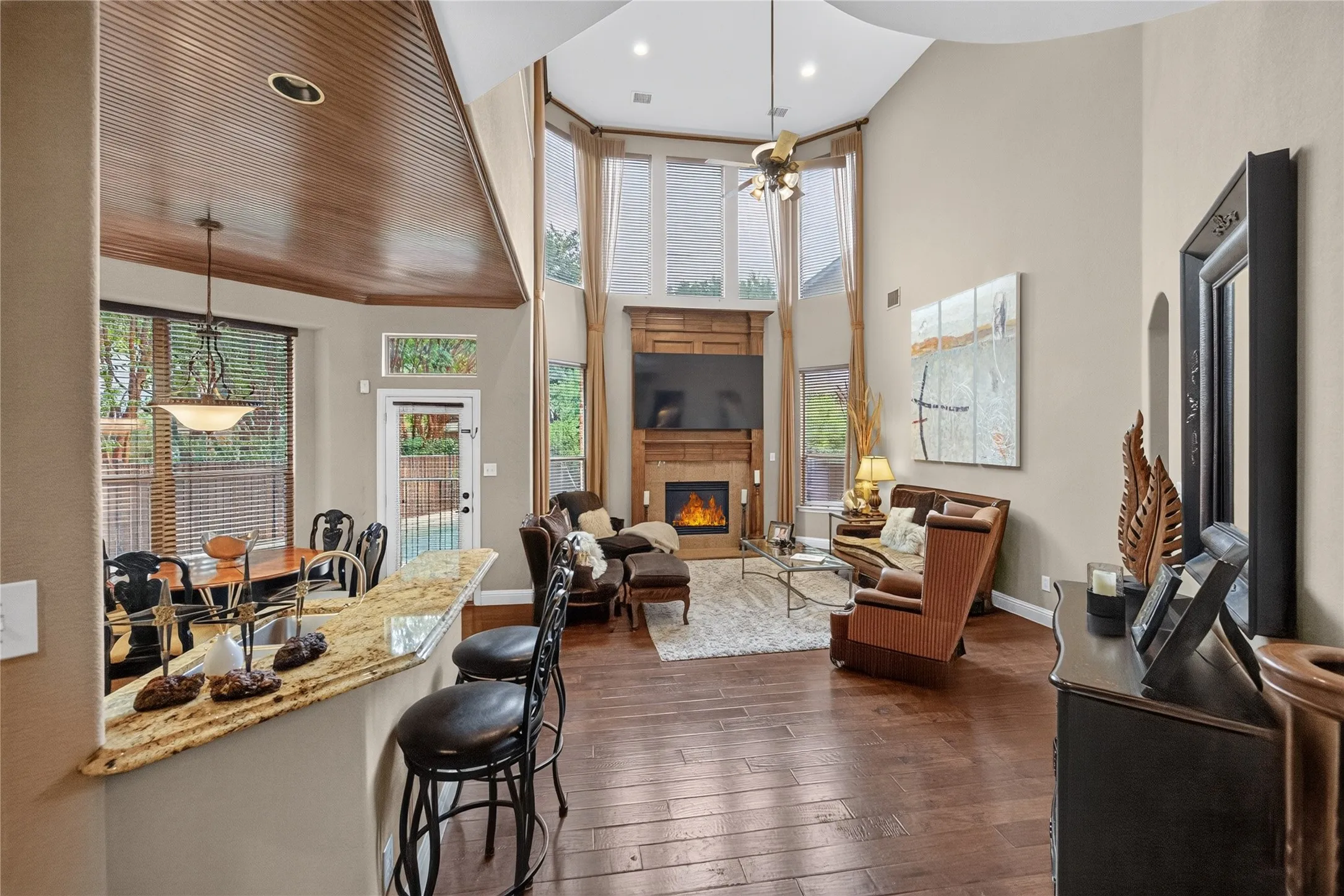Single Family Residence For Sale in Tarrant County , 6820 River Park Circle, Fort Worth, Texas 76116, 3 Bedroom, 4 Bathroom, 2 Garage spaces, 3,235 Sqft, built in 2006, mls#21403585, Real Estate Agent in Fort Worth, Homes For Sale in Tarrant county, Homes For Sale in Fort Worth, Realtor in Fort Worth Texas, Real Estate Brokerage Independent Realty Texas, Luminita Cordes Realtor