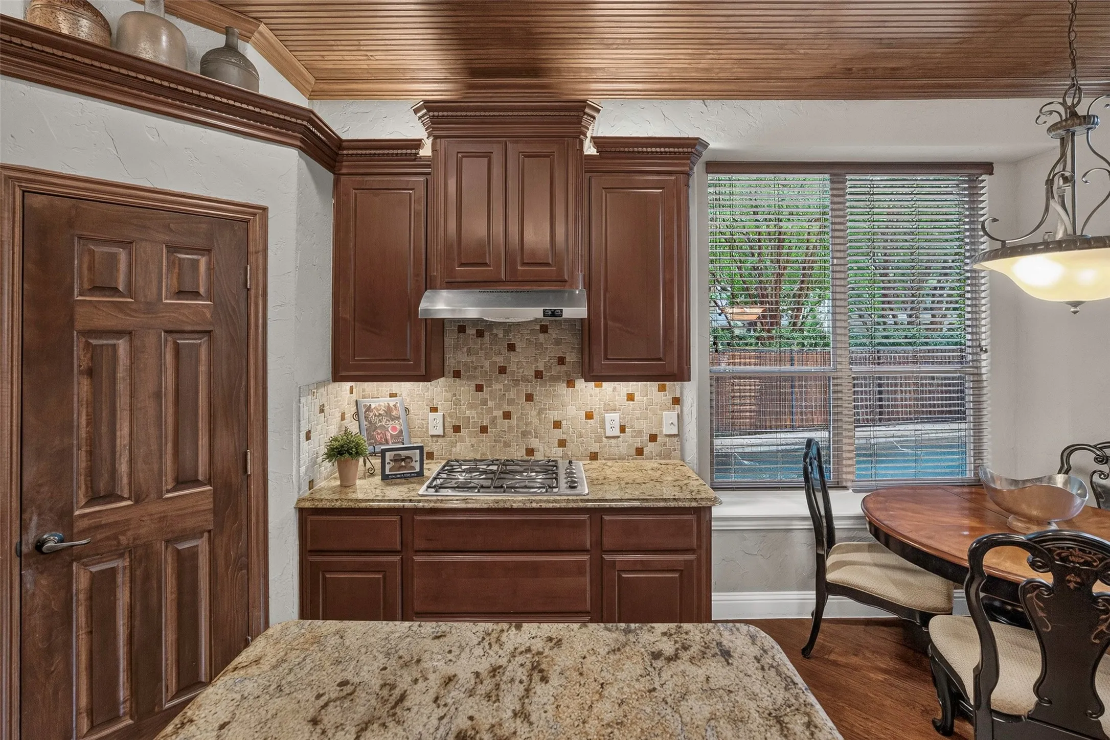 Single Family Residence For Sale in Tarrant County , 6820 River Park Circle, Fort Worth, Texas 76116, 3 Bedroom, 4 Bathroom, 2 Garage spaces, 3,235 Sqft, built in 2006, mls#21403585, Real Estate Agent in Fort Worth, Homes For Sale in Tarrant county, Homes For Sale in Fort Worth, Realtor in Fort Worth Texas, Real Estate Brokerage Independent Realty Texas, Luminita Cordes Realtor