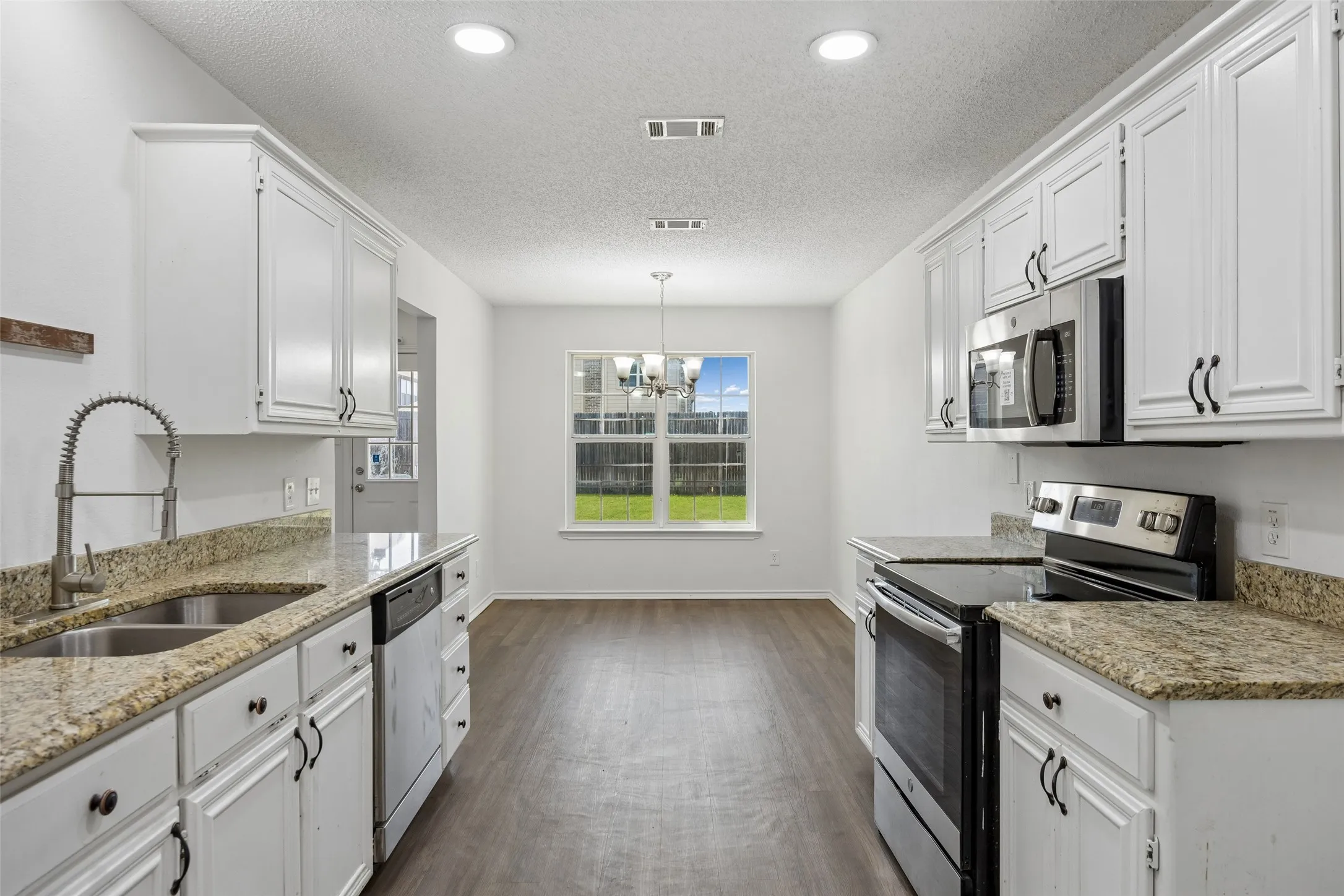 Single Family Residence For Sale in Johnson County , 1205 Rene Drive, Alvarado, Texas 76009, 3 Bedroom, 2 Bathroom, 2 Garage spaces, 1,534 Sqft, built in 1993, mls#21405537, Real Estate Agent in Alvarado, Homes For Sale in Johnson county, Homes For Sale in Alvarado, Realtor in Alvarado Texas, Real Estate Brokerage Independent Realty Texas, Luminita Cordes Realtor